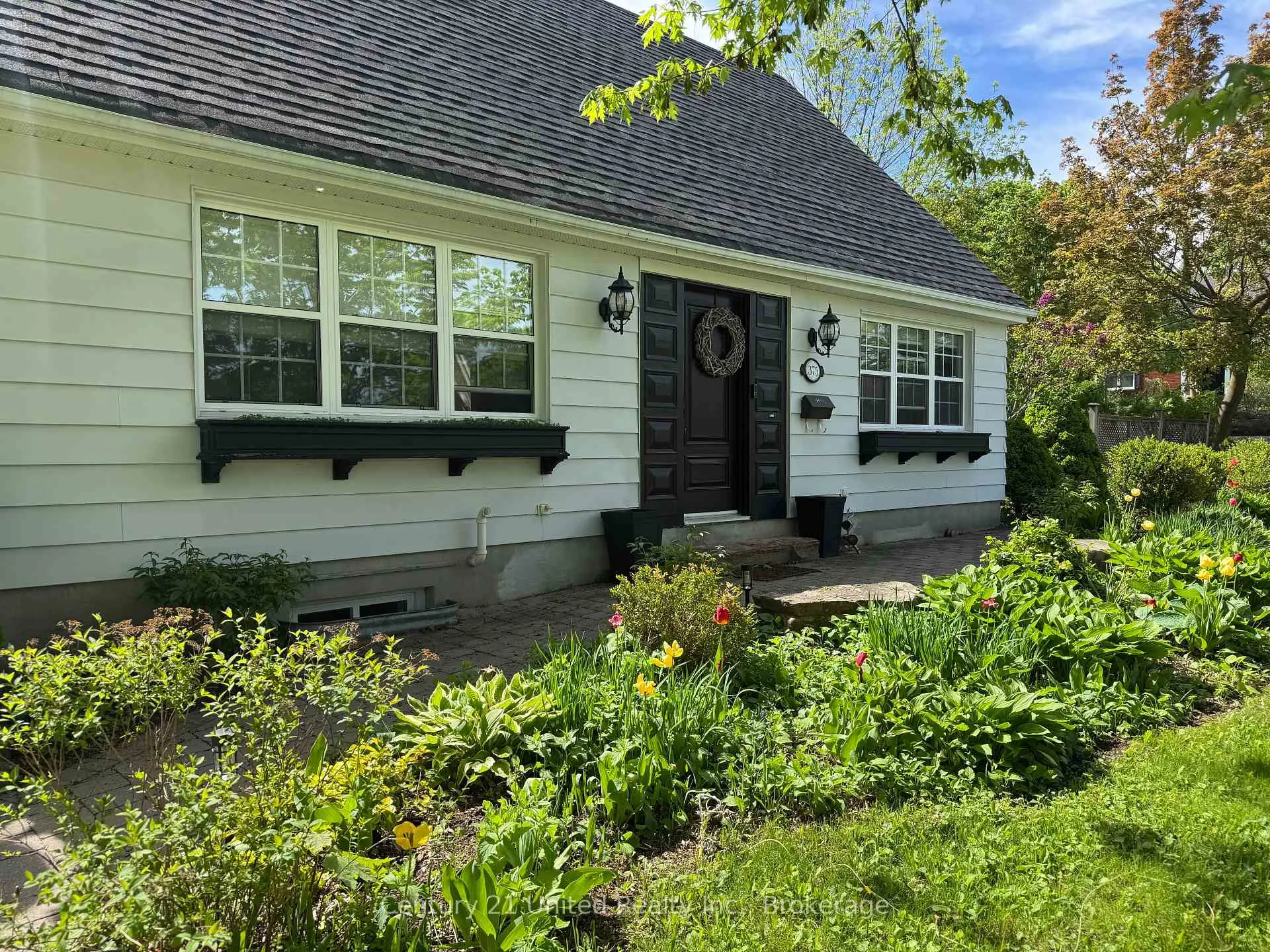 Photo 2 of 375 Albertus Avenue, Peterborough, Town Ward 3 — HOMEH