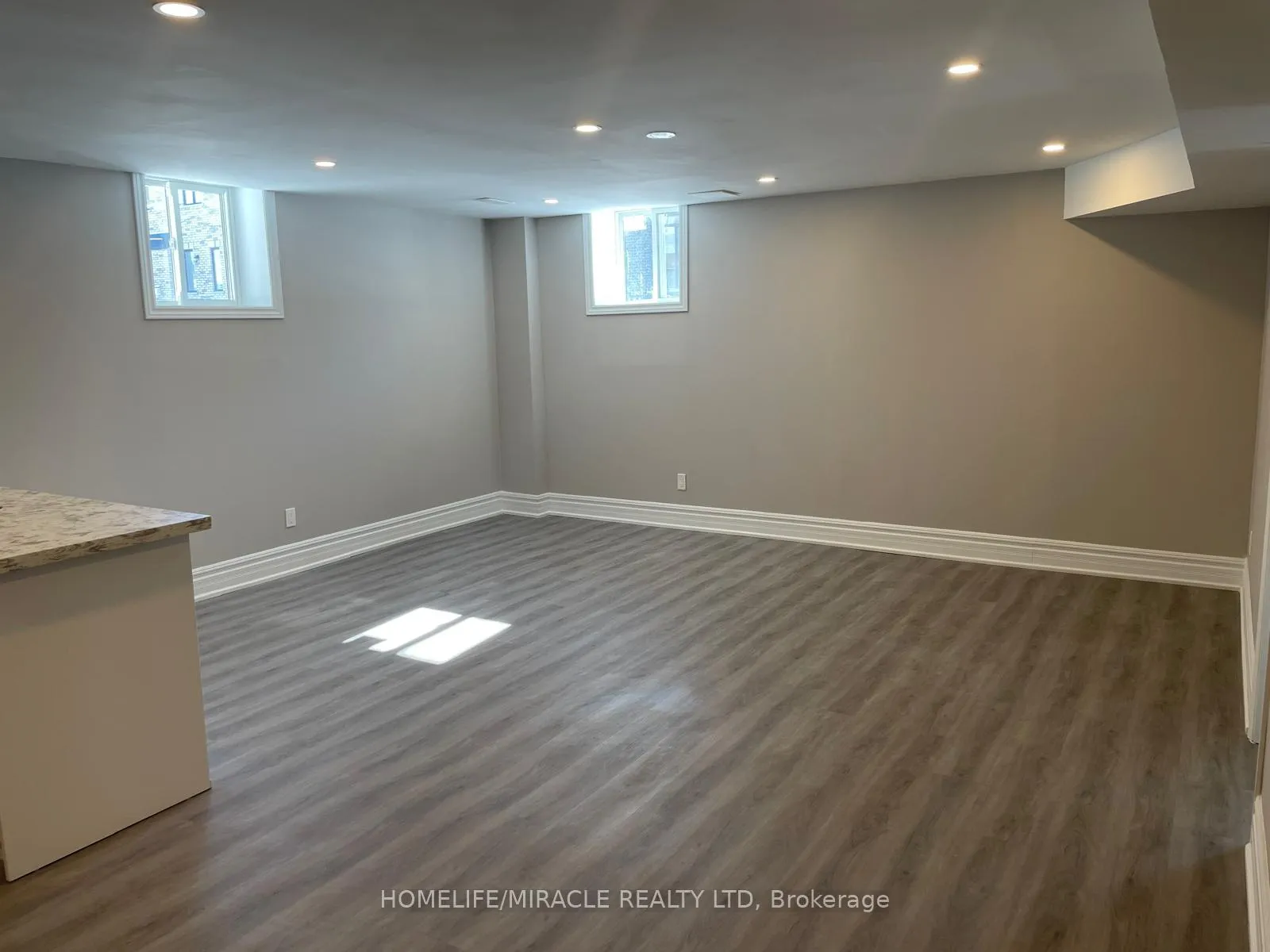 Photo 2 of 22 Boone Crescent, Vaughan, Kleinburg — HOMEH