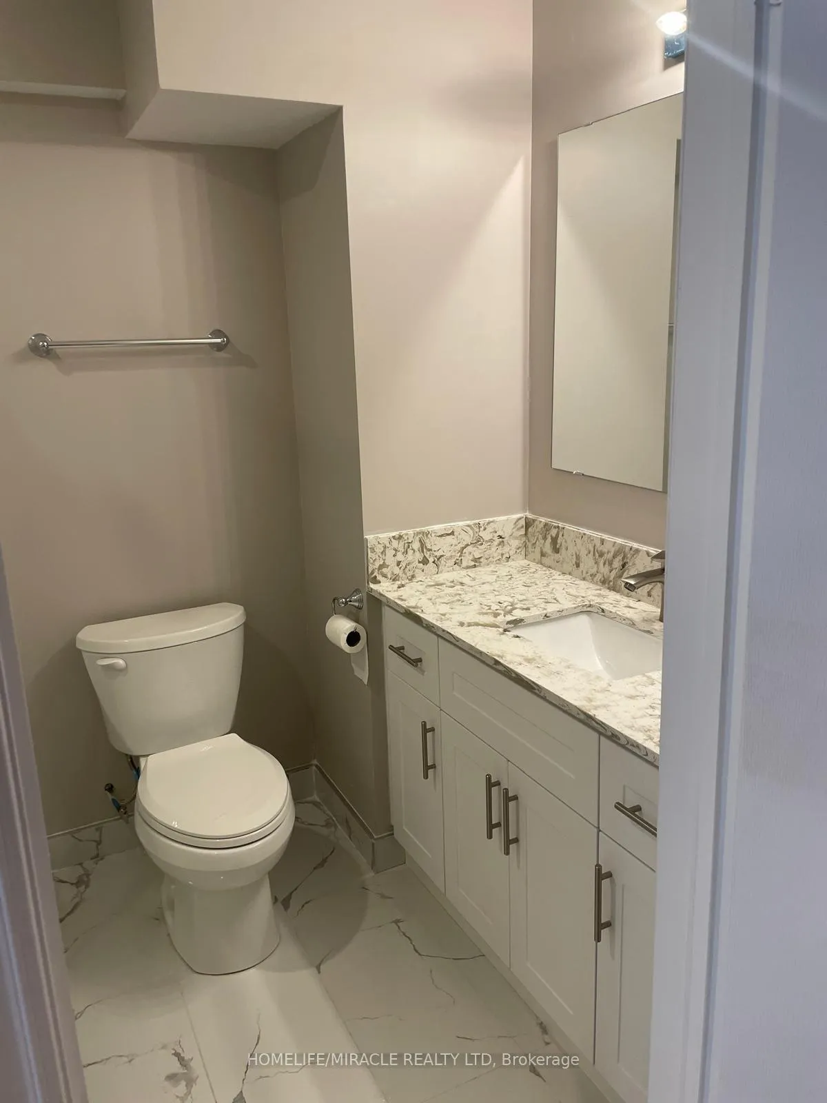 Photo 3 of 22 Boone Crescent, Vaughan, Kleinburg — HOMEH