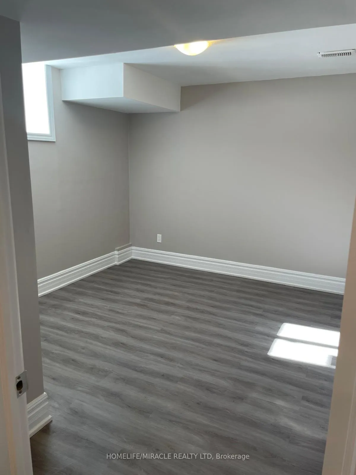 Photo 4 of 22 Boone Crescent, Vaughan, Kleinburg — HOMEH