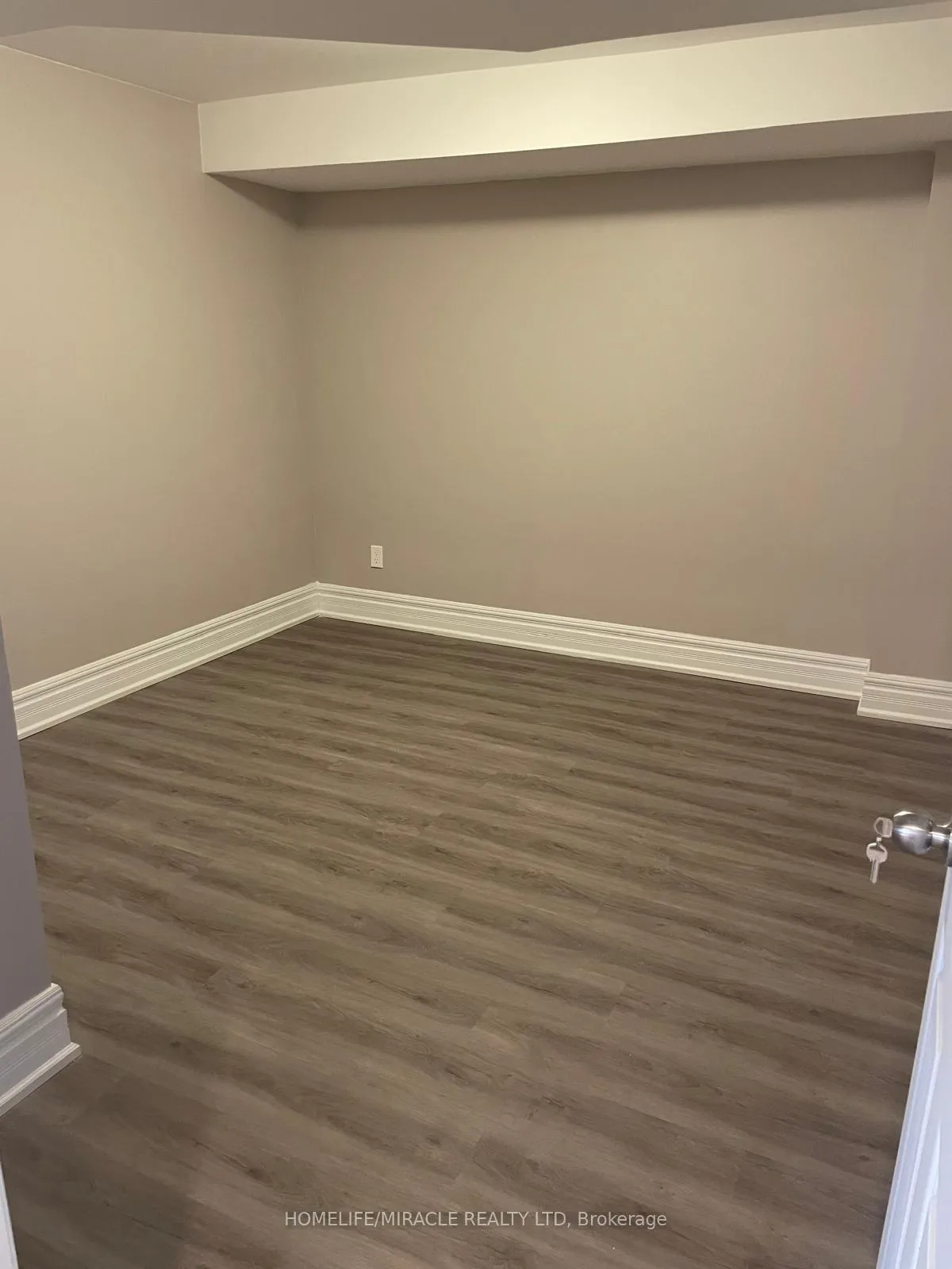 Photo 5 of 22 Boone Crescent, Vaughan, Kleinburg — HOMEH