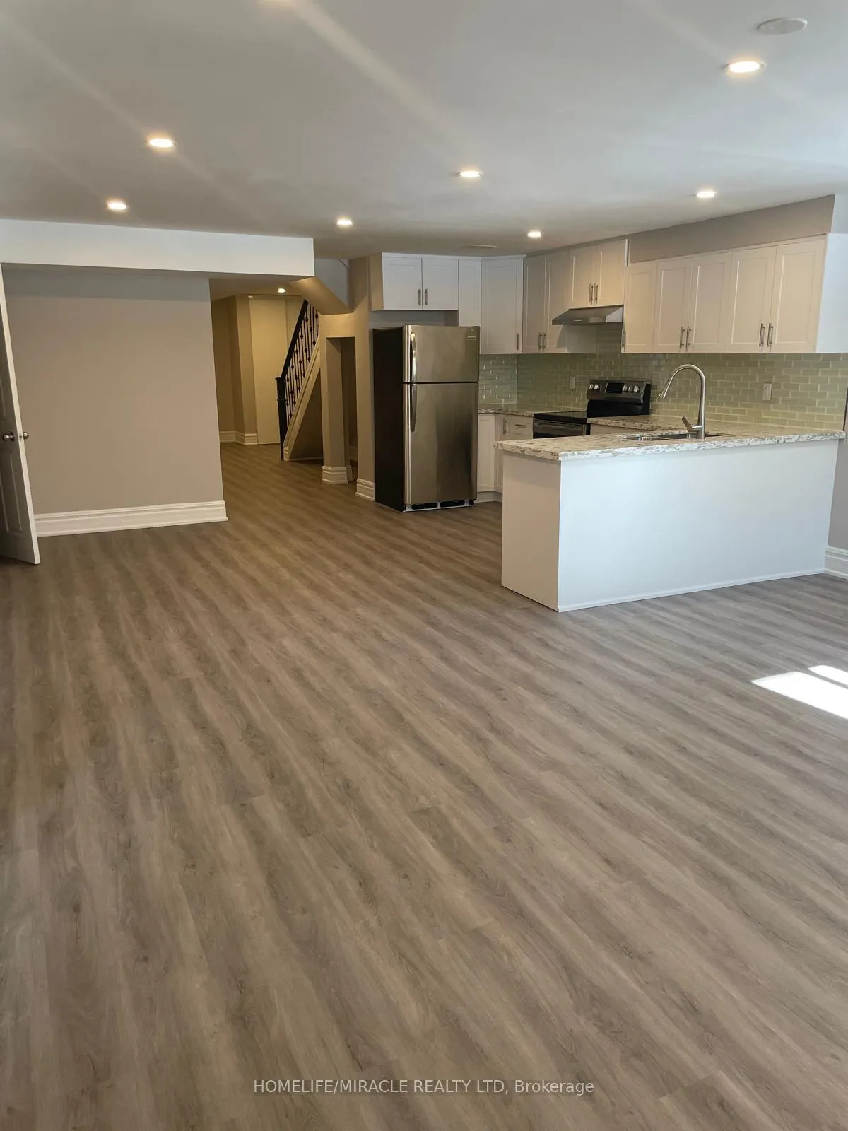 Photo 7 of 22 Boone Crescent, Vaughan, Kleinburg — HOMEH