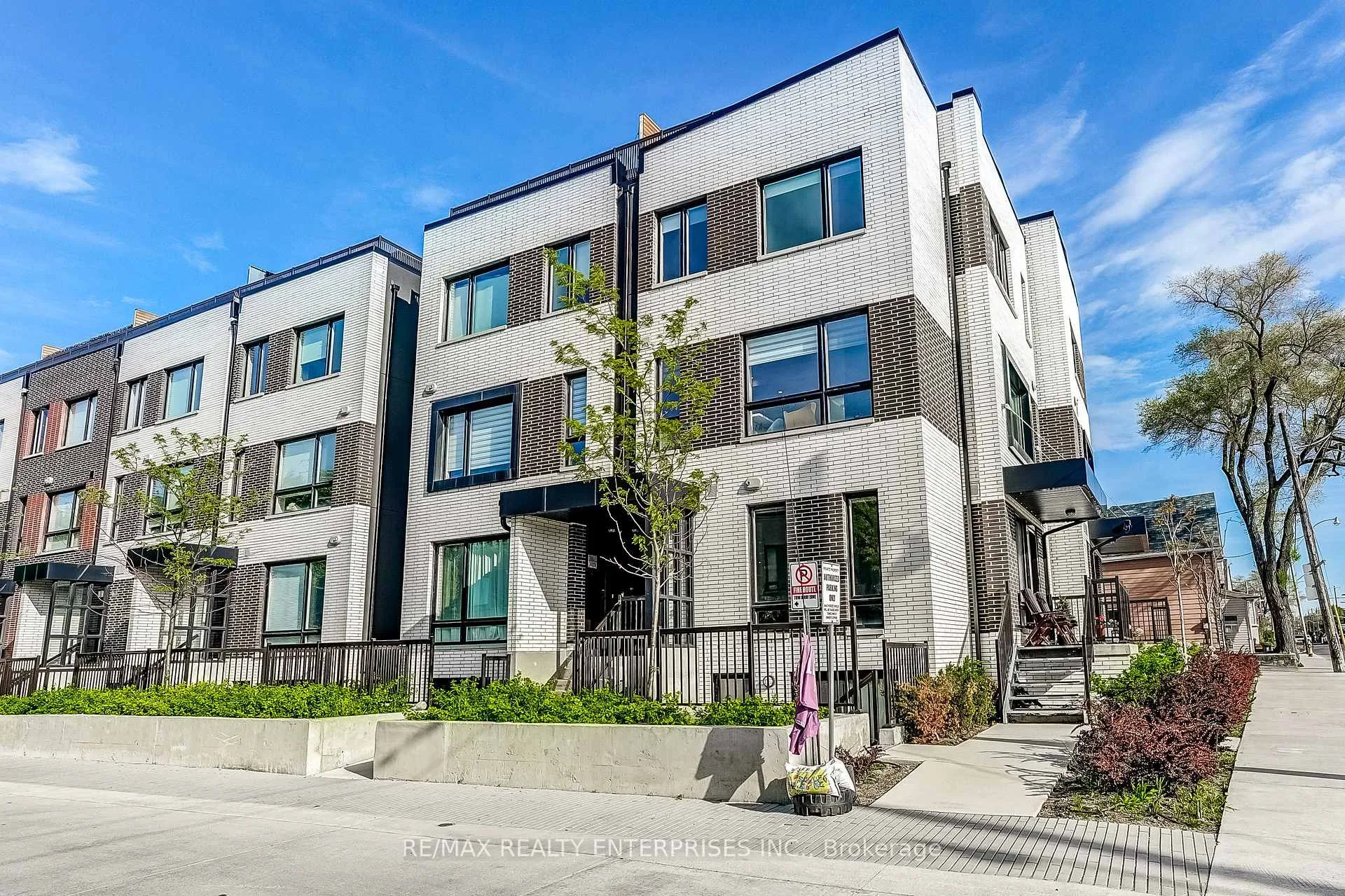 Photo 2 of Unit 16, 40 Ed Clark Gardens, Toronto, Weston-Pellam Park — HOMEH