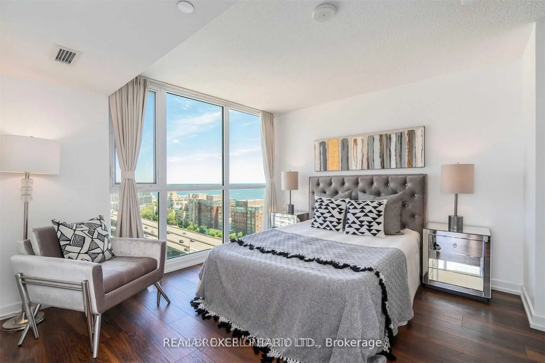 Photo 9 of Unit 2101, 75 Queens Wharf Road, Toronto, Waterfront Communities — HOMEH