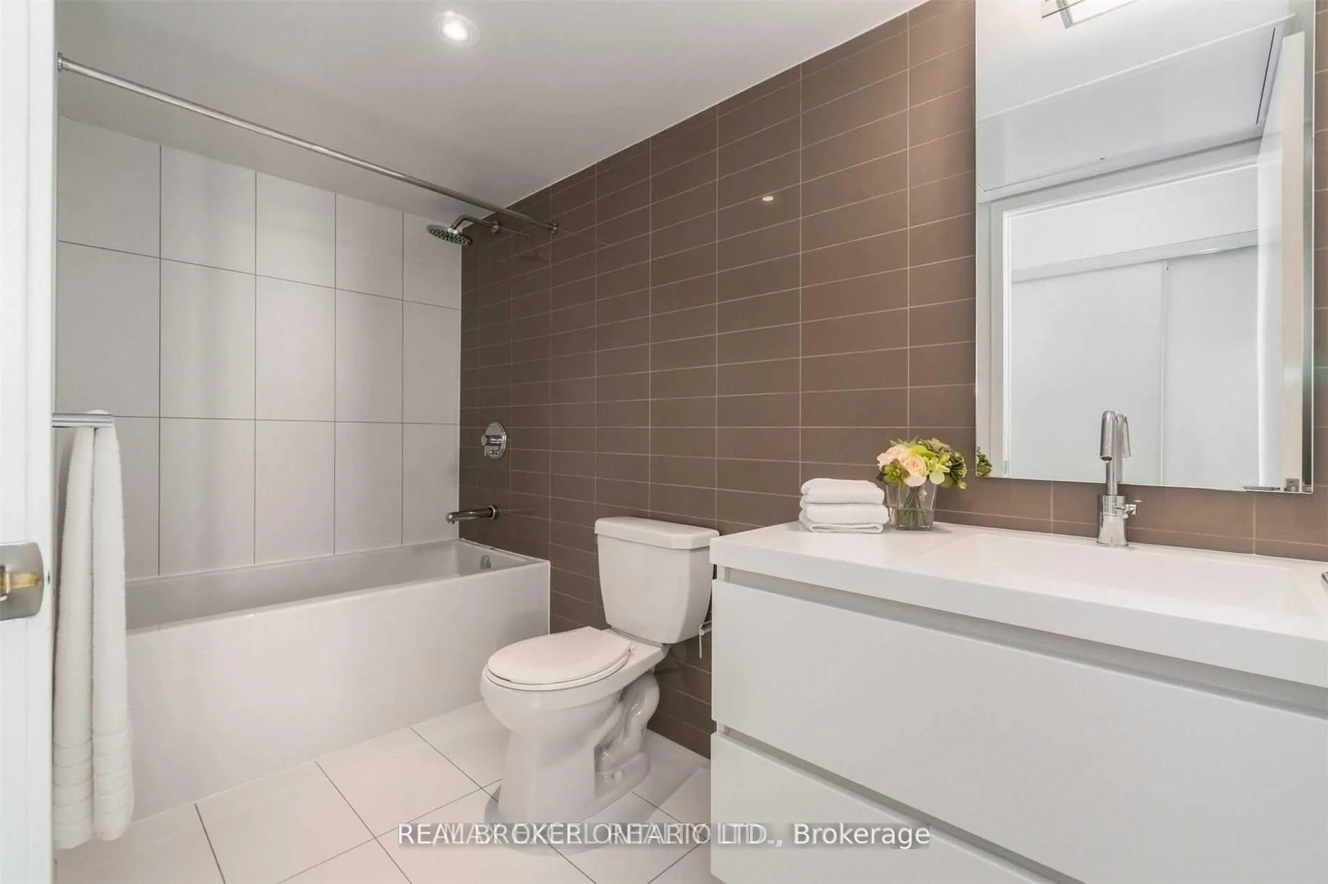 Photo 13 of Unit 2101, 75 Queens Wharf Road, Toronto, Waterfront Communities — HOMEH