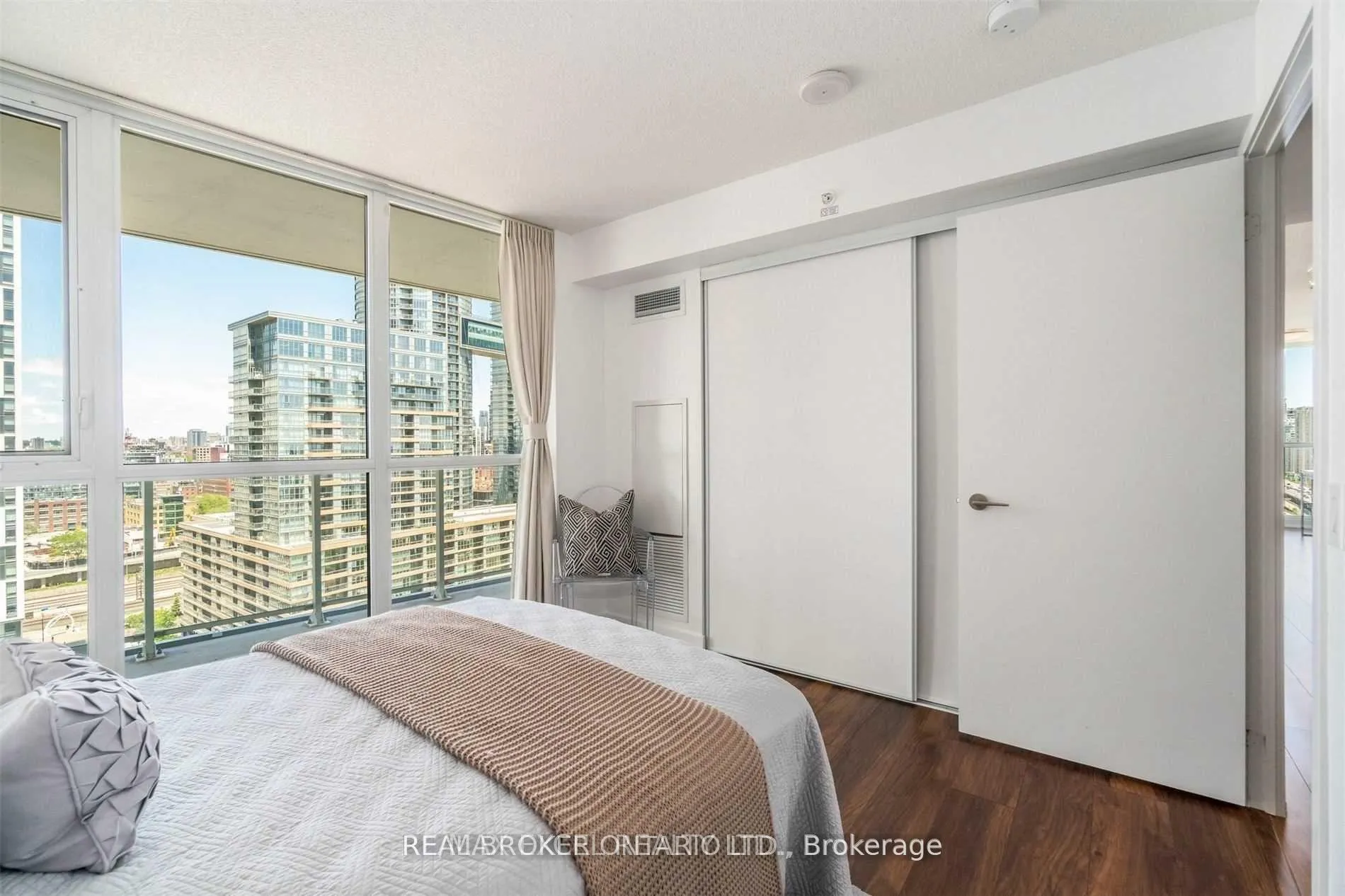 Photo 15 of Unit 2101, 75 Queens Wharf Road, Toronto, Waterfront Communities — HOMEH