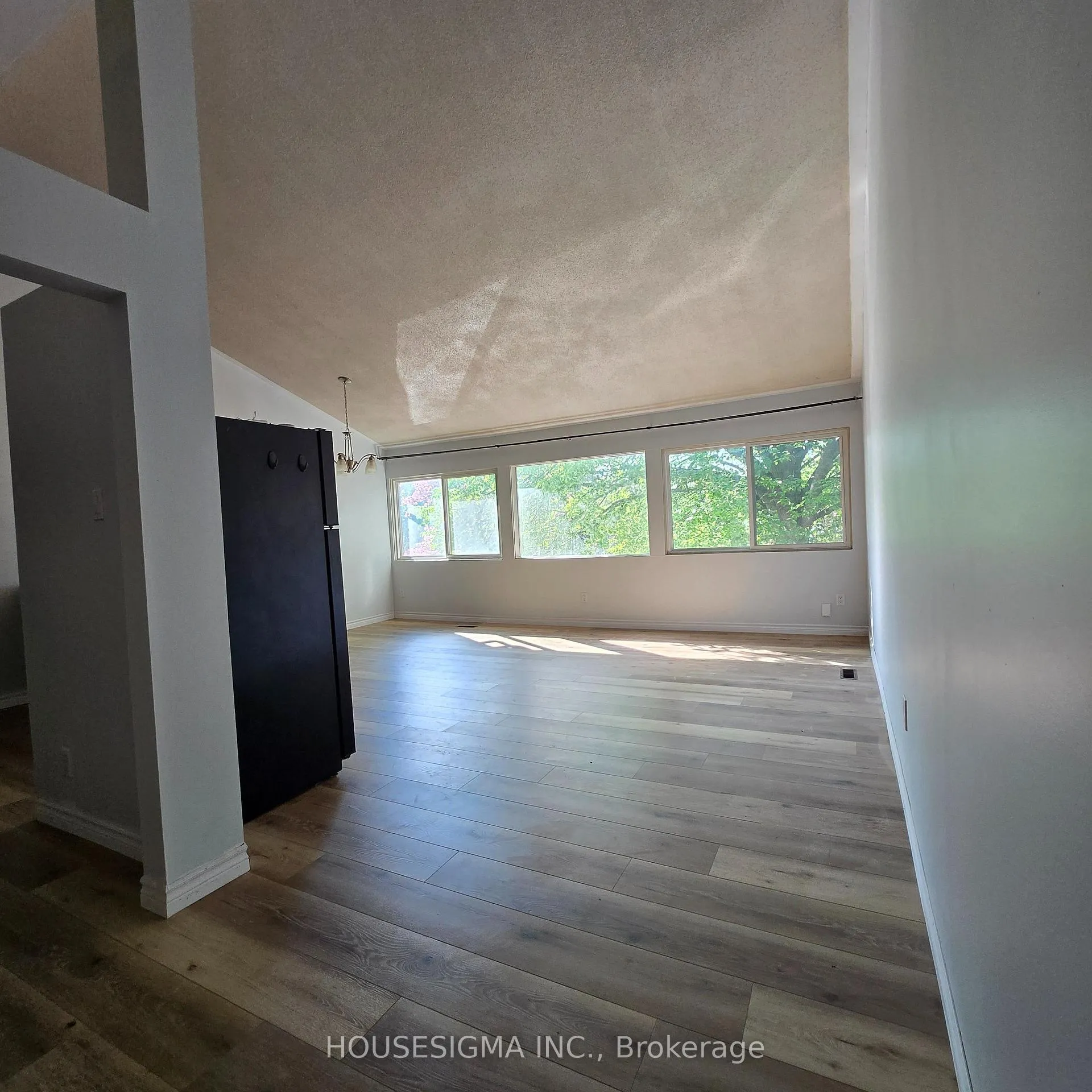 Photo 2 of 110 Overlea Drive, Kitchener, Victoria Hills — HOMEH