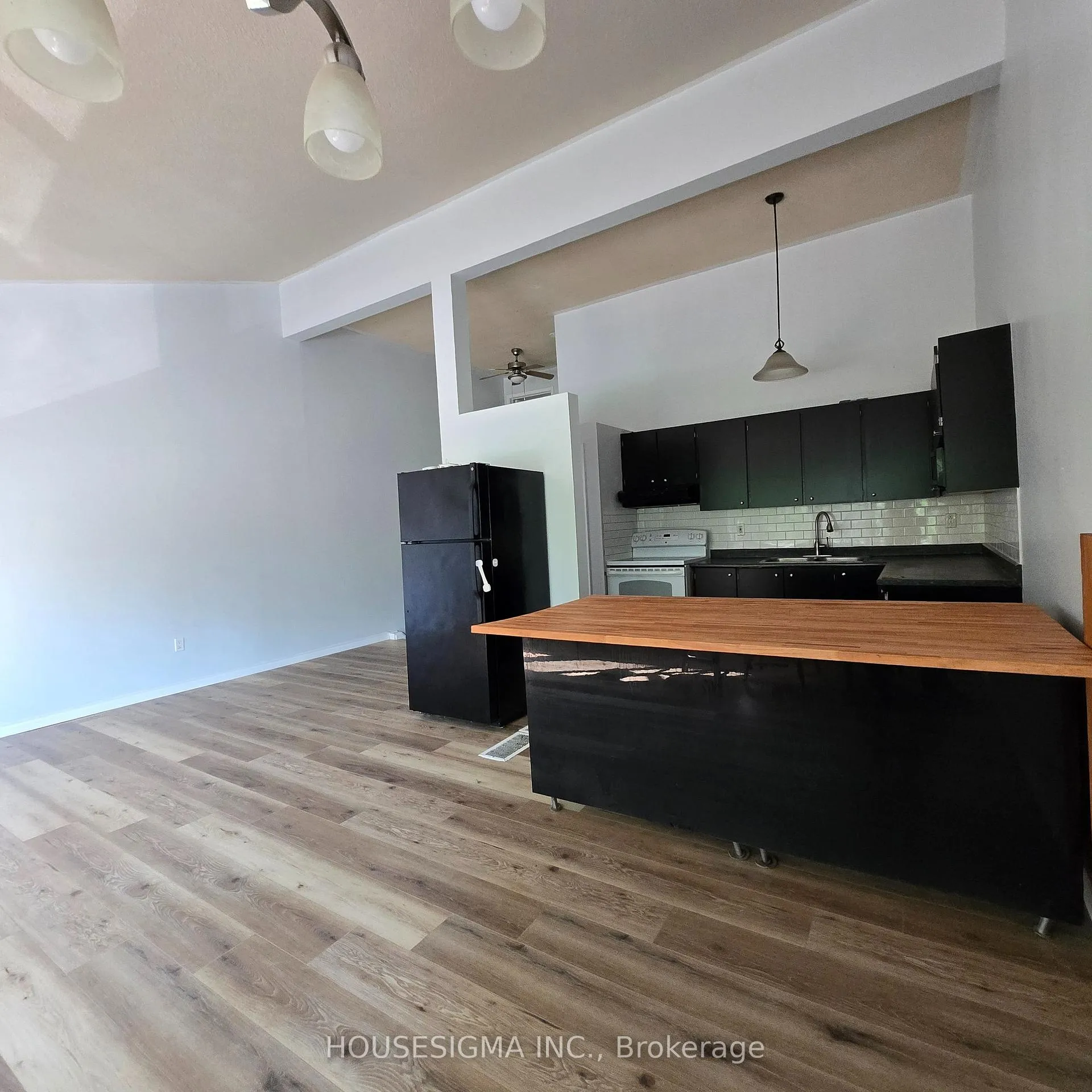 Photo 3 of 110 Overlea Drive, Kitchener, Victoria Hills — HOMEH