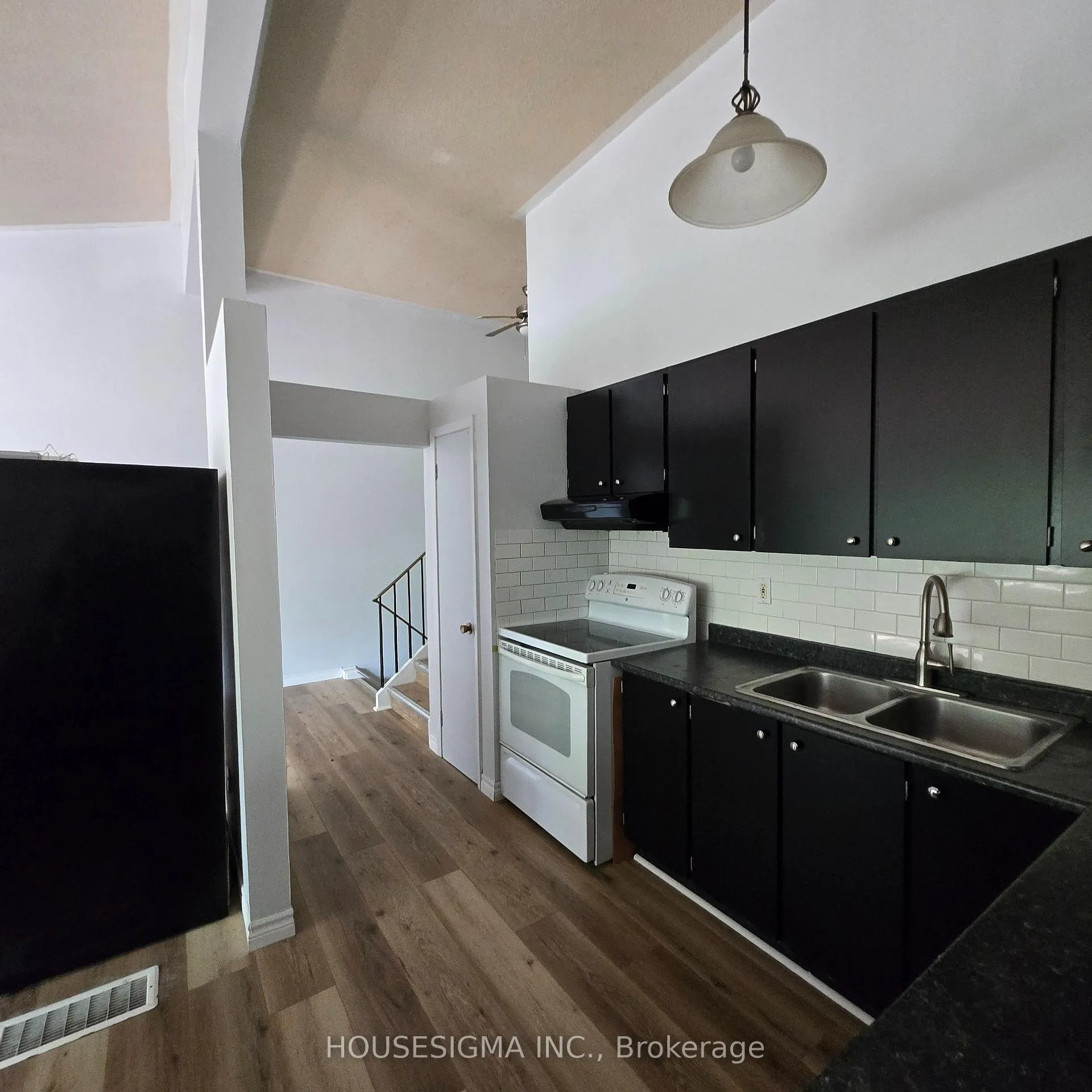 Photo 5 of 110 Overlea Drive, Kitchener, Victoria Hills — HOMEH