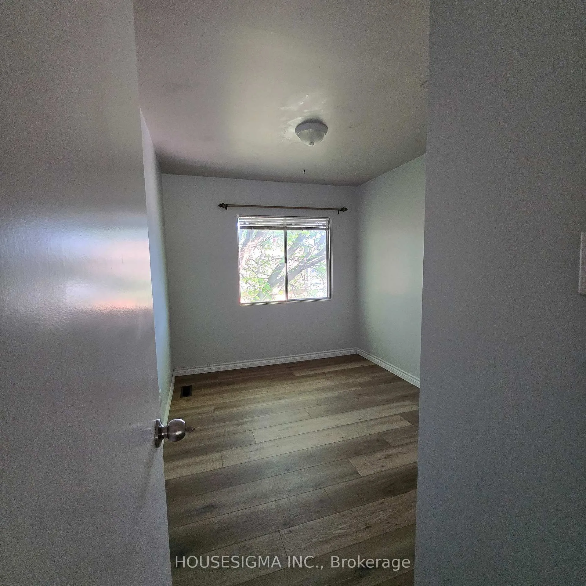 Photo 7 of 110 Overlea Drive, Kitchener, Victoria Hills — HOMEH