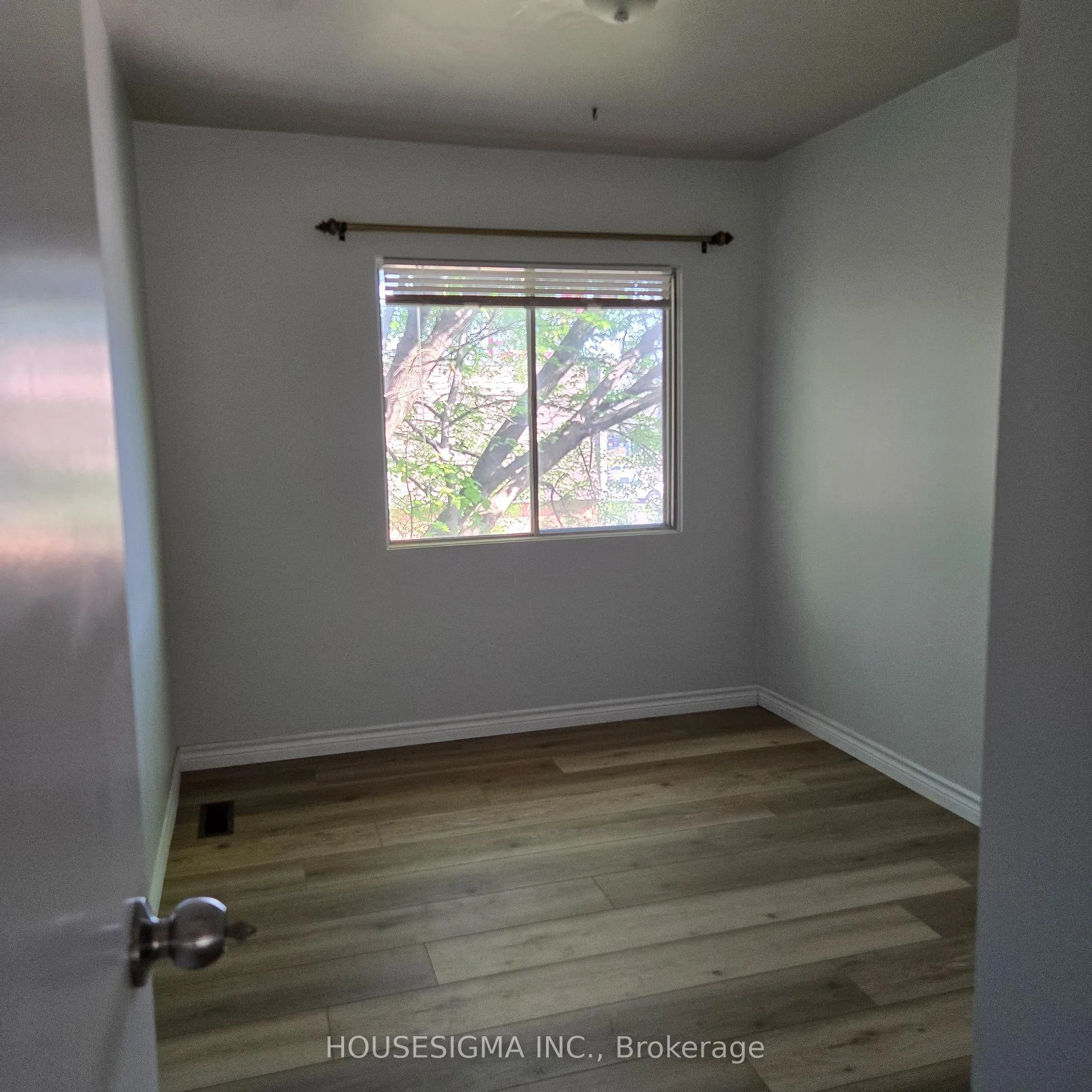Photo 8 of 110 Overlea Drive, Kitchener, Victoria Hills — HOMEH