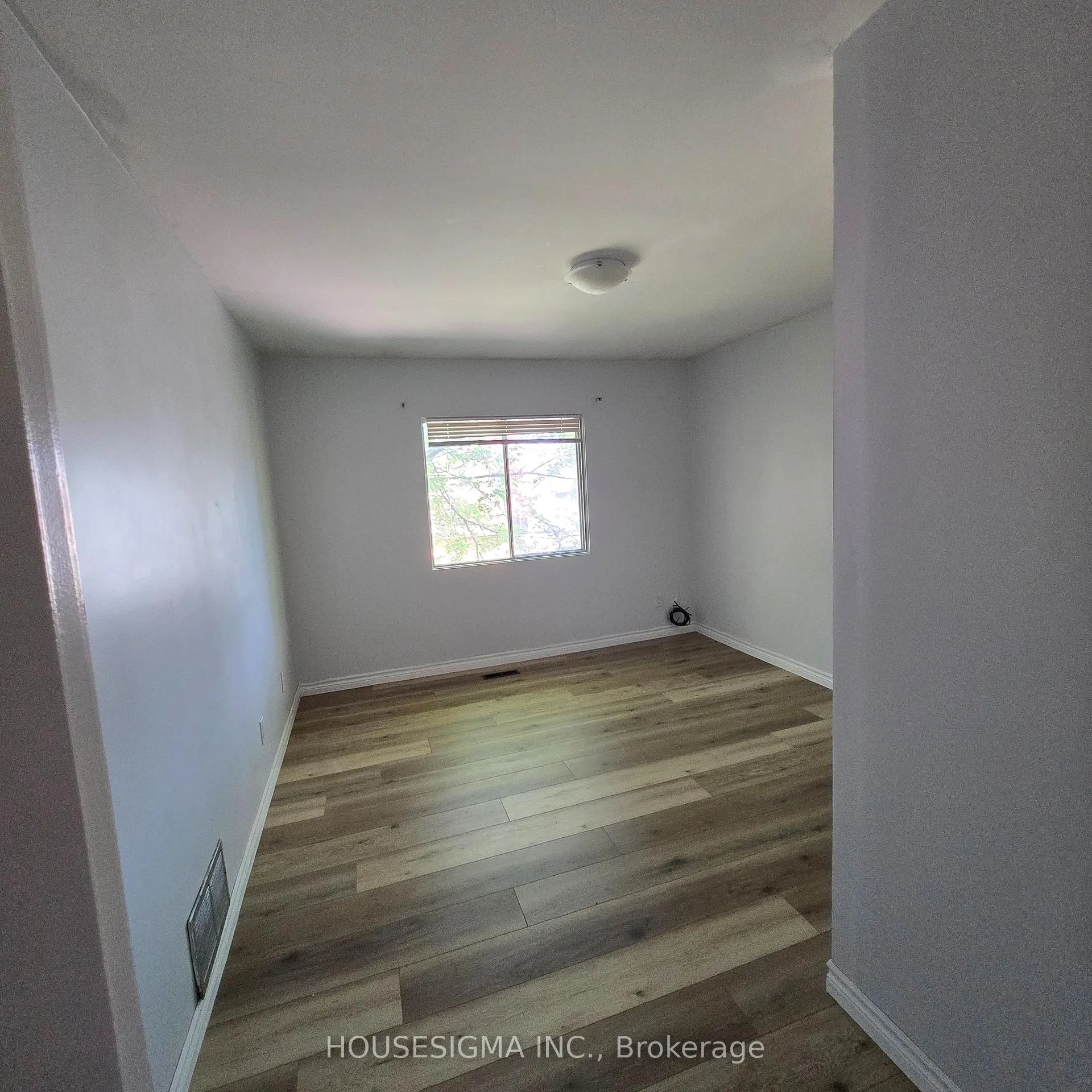 Photo 11 of 110 Overlea Drive, Kitchener, Victoria Hills — HOMEH