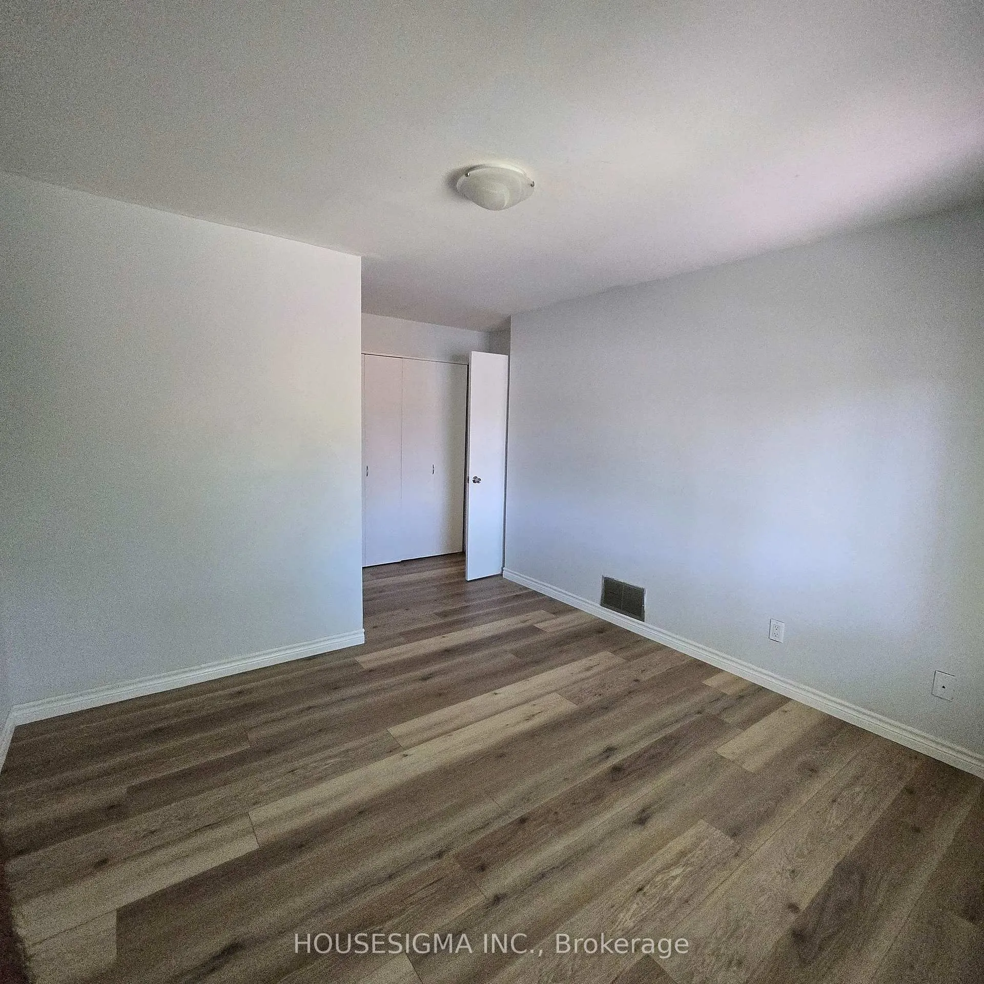 Photo 12 of 110 Overlea Drive, Kitchener, Victoria Hills — HOMEH