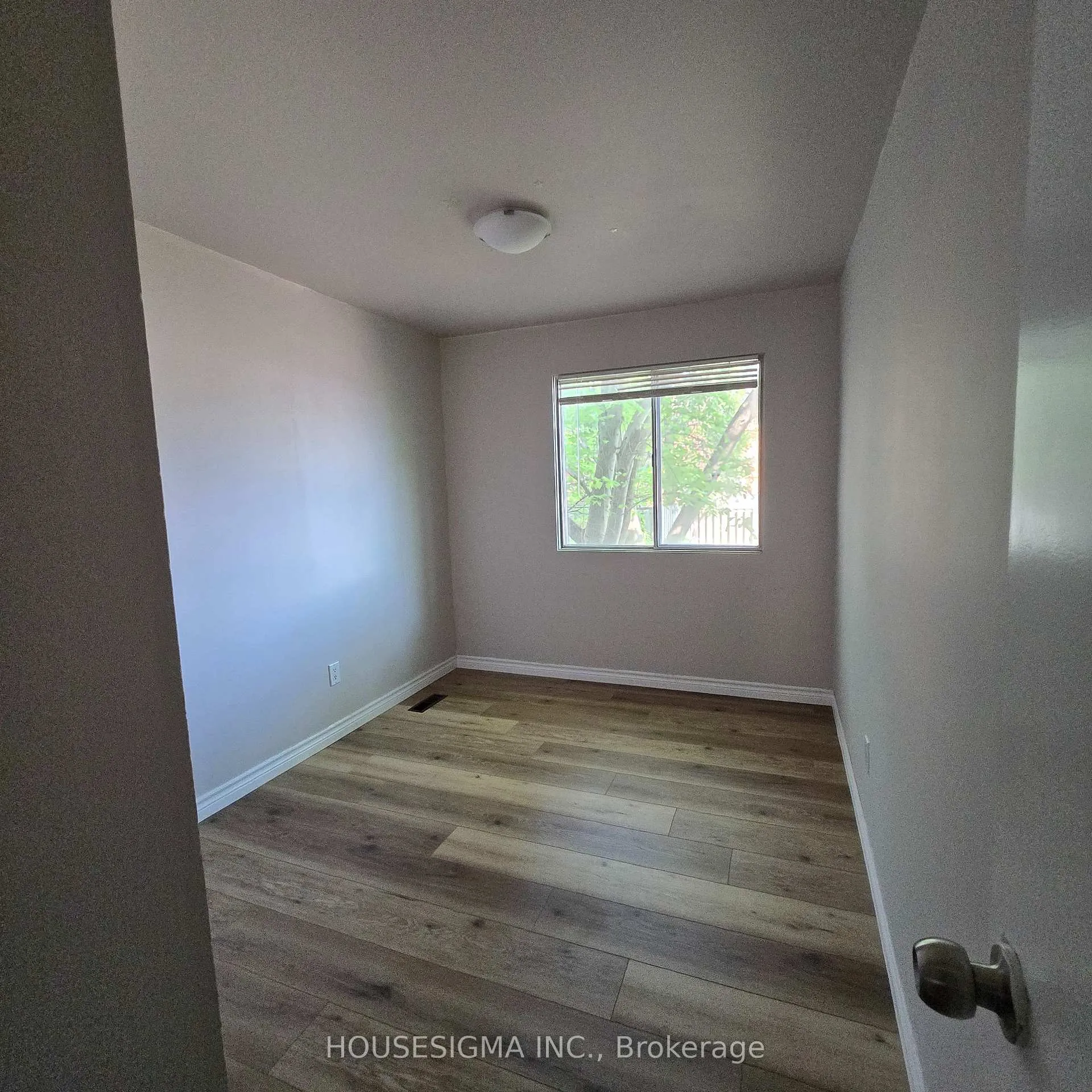 Photo 15 of 110 Overlea Drive, Kitchener, Victoria Hills — HOMEH