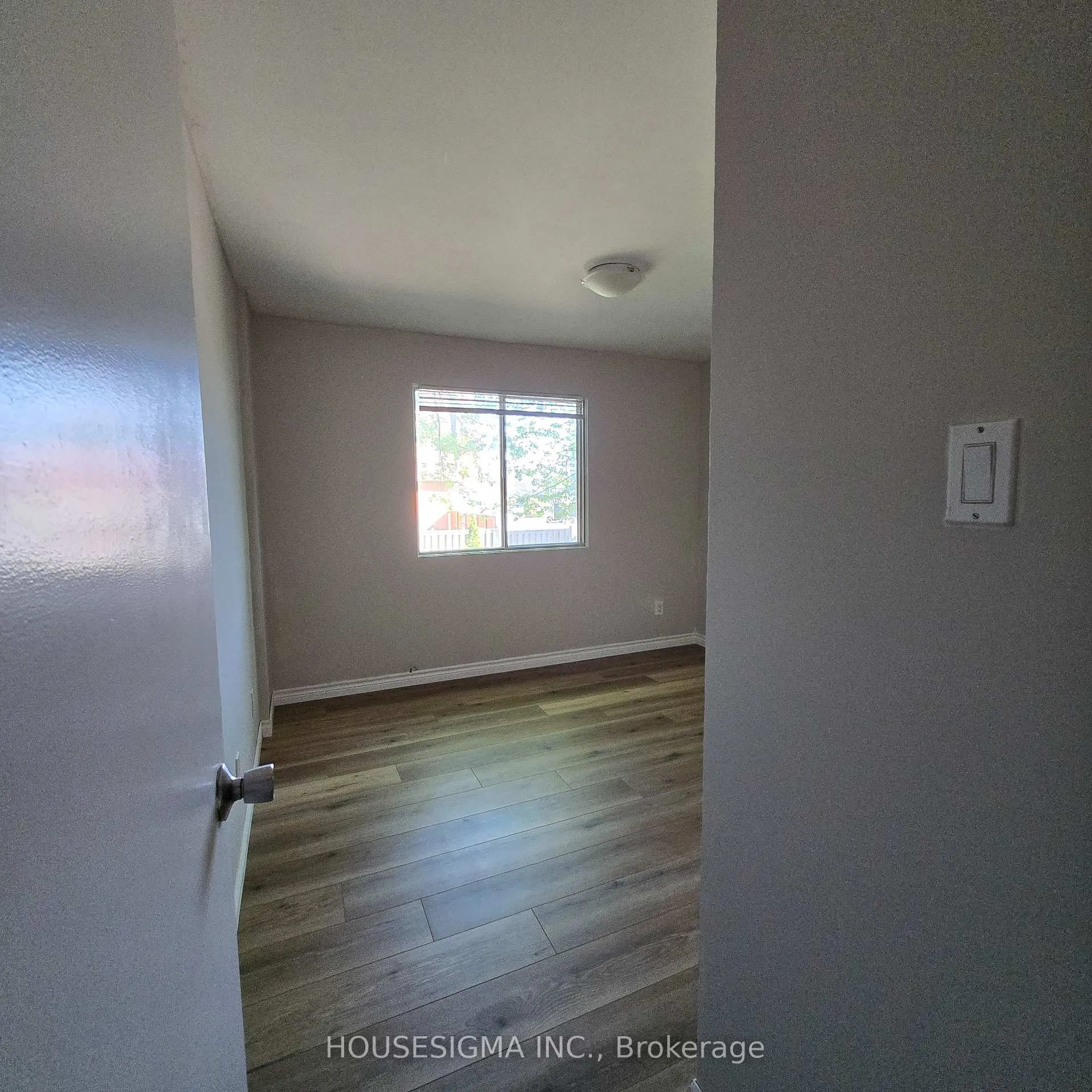Photo 17 of 110 Overlea Drive, Kitchener, Victoria Hills — HOMEH