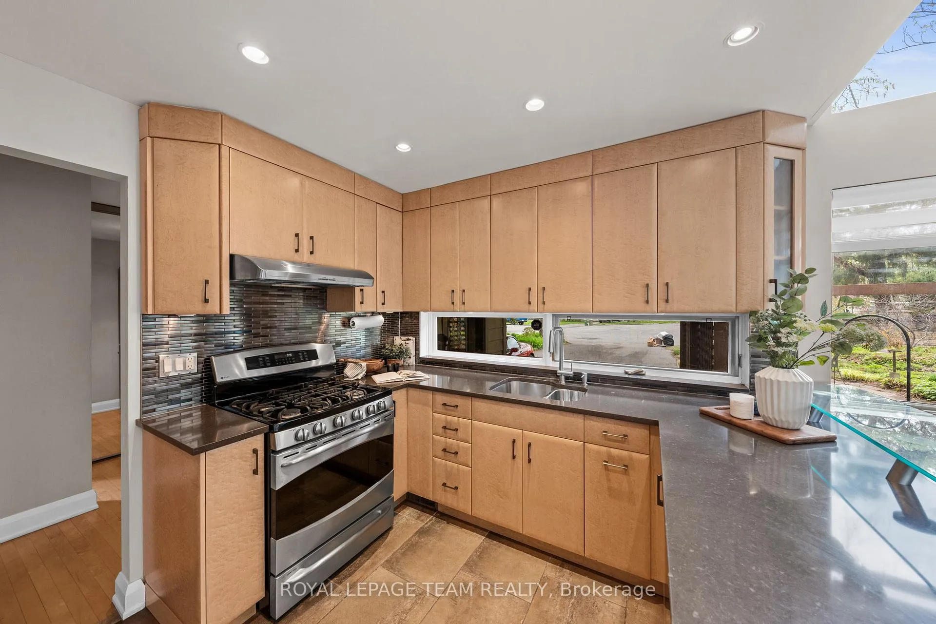Photo 13 of 1965 Bromley Road, Ottawa, Carlingwood — HOMEH