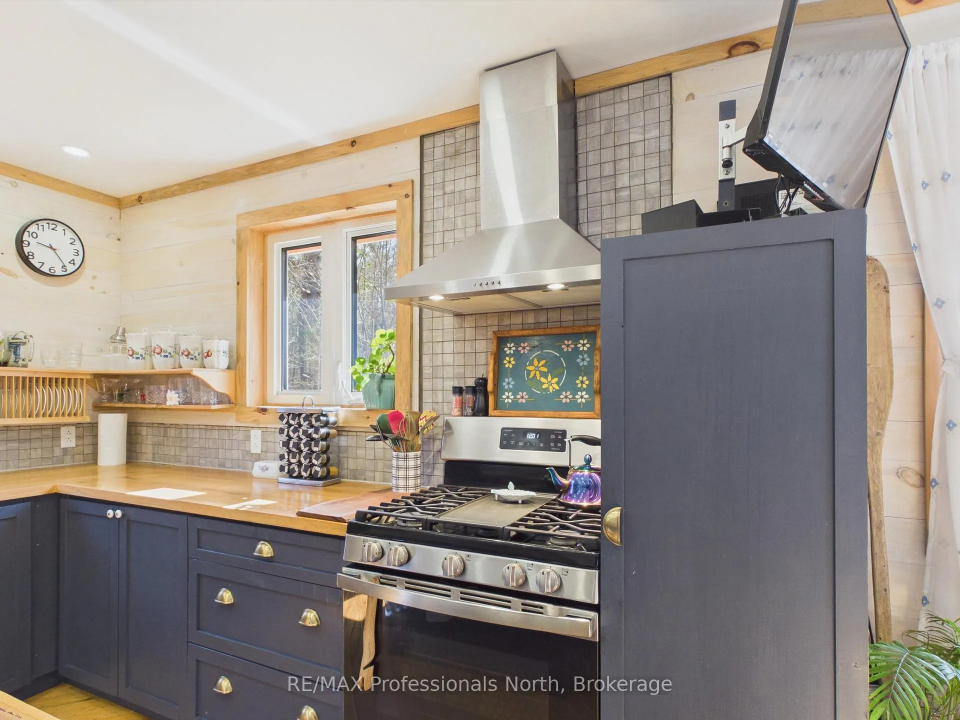 Photo 8 of 1070 Vankoughnet Road, Bracebridge, Oakley — HOMEH