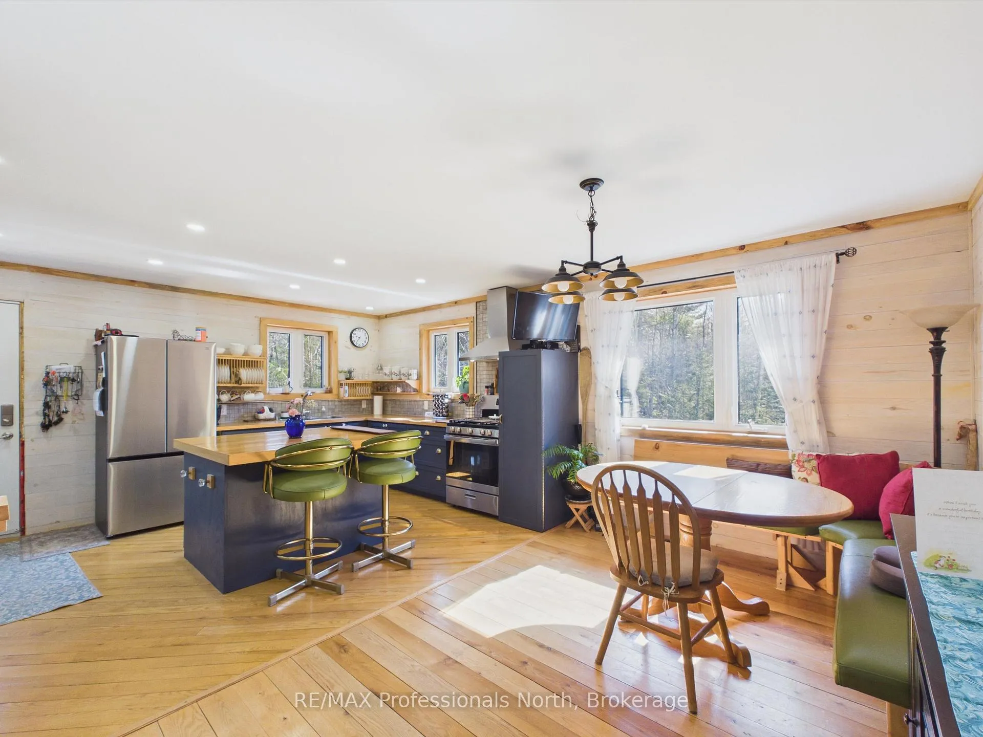 Photo 10 of 1070 Vankoughnet Road, Bracebridge, Oakley — HOMEH