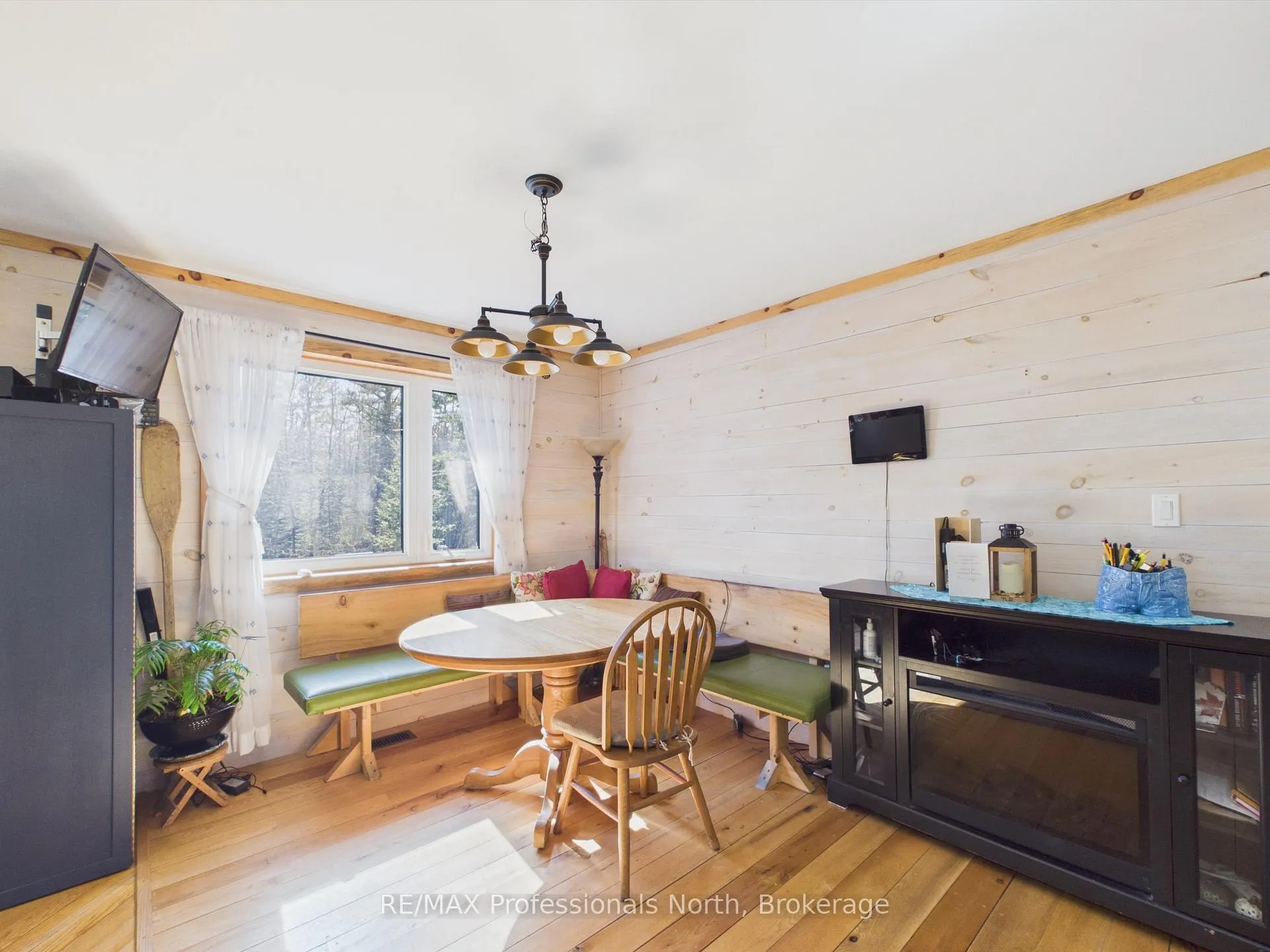 Photo 12 of 1070 Vankoughnet Road, Bracebridge, Oakley — HOMEH