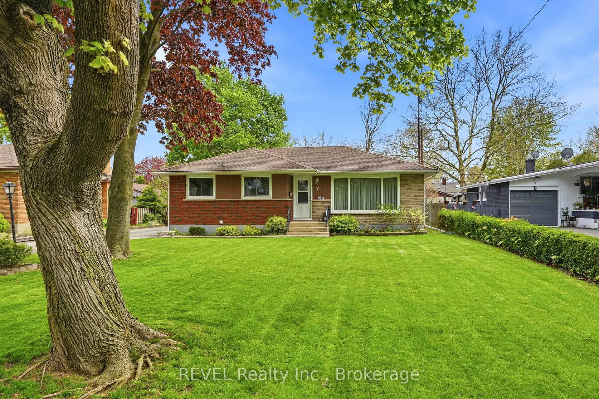 Photo 2 of 7 Brucedale Avenue, St. Catharines, Bunting/Linwell — HOMEH