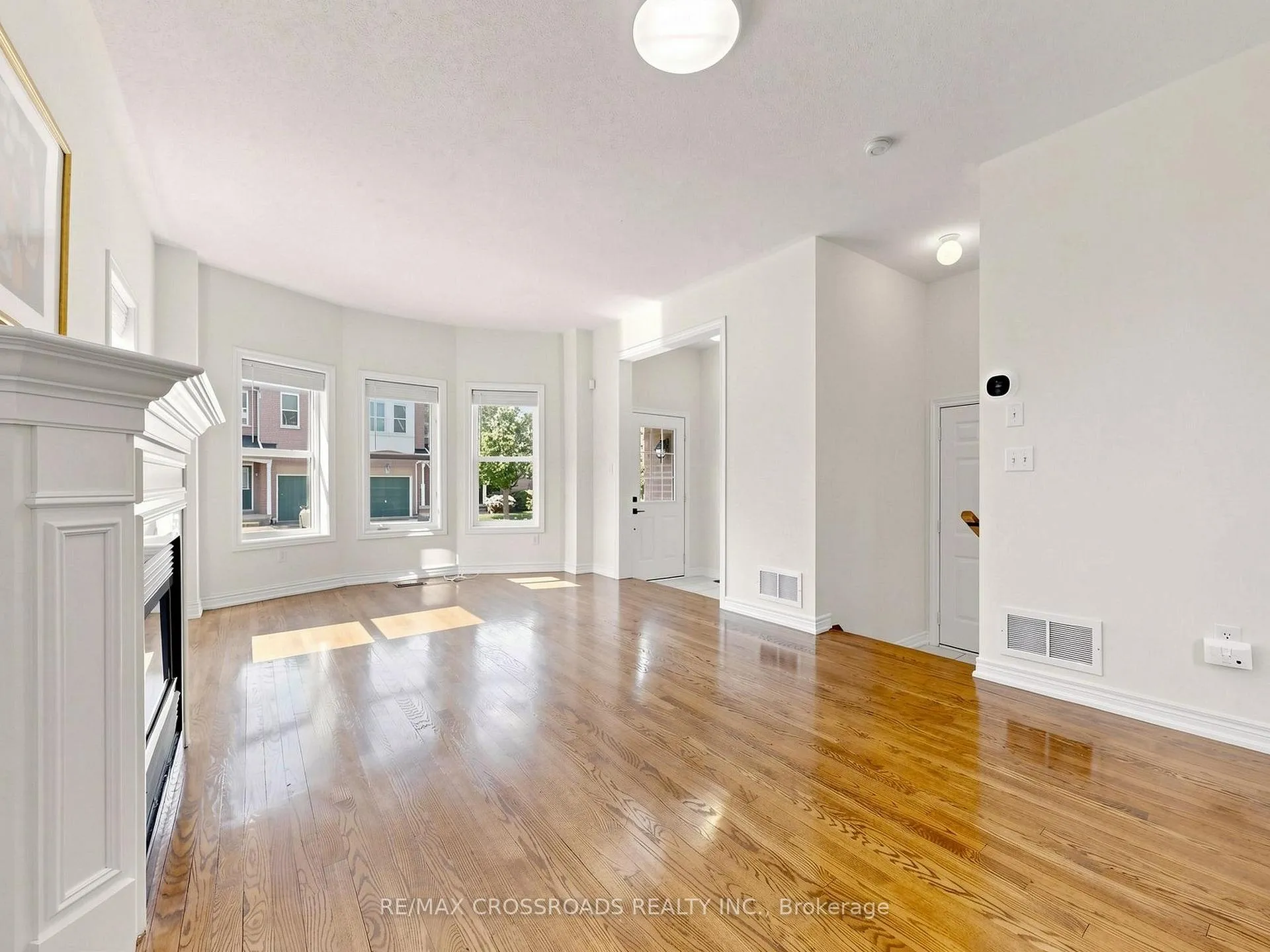 Photo 4 of 52 Drew Kelly Way, Markham, Buttonville — HOMEH