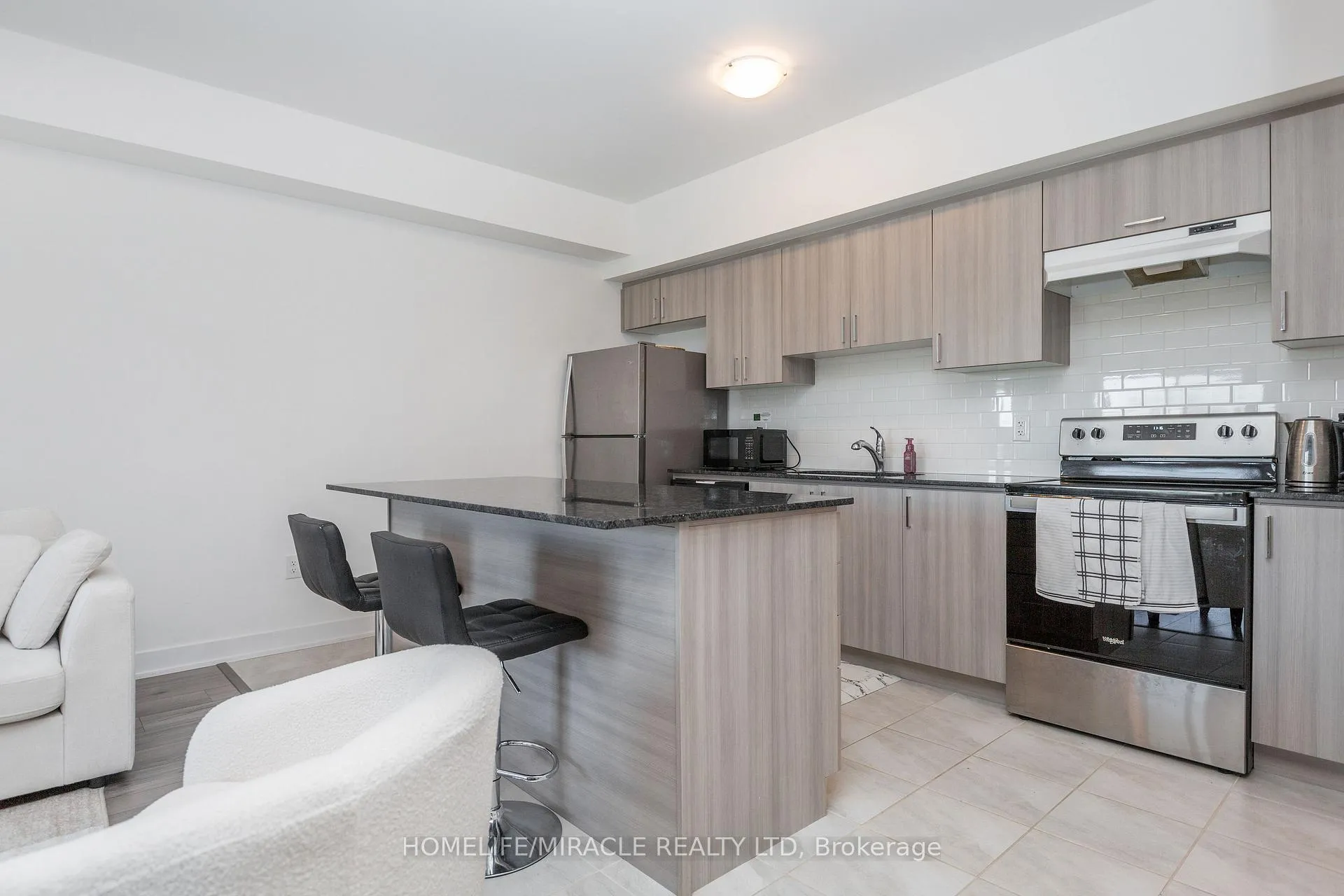 Photo 4 of Unit 207, 8 Culinary Lane, Barrie, Rural Barrie Southeast — HOMEH