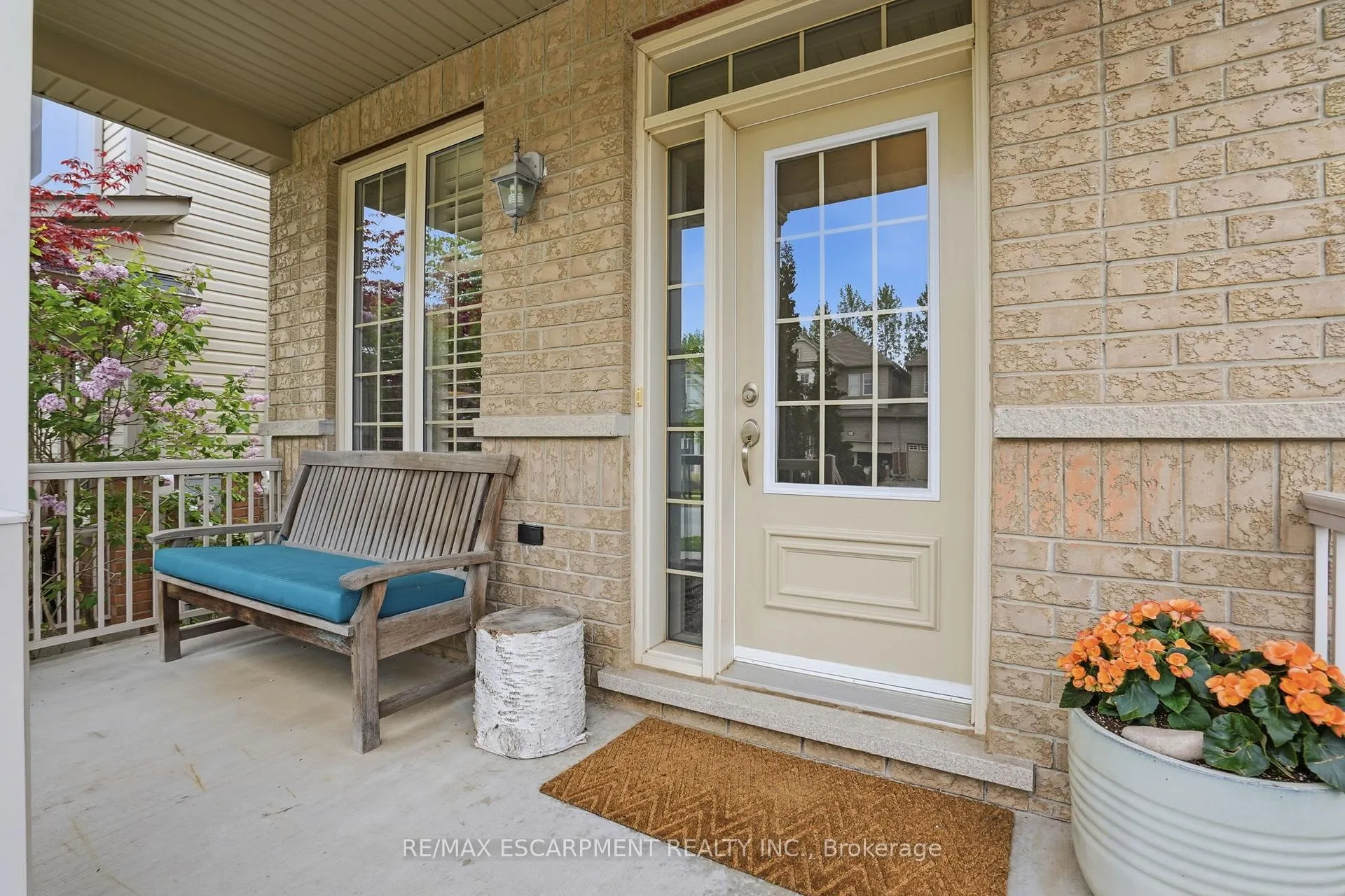 Photo 3 of 22 Cathedral Street, Hamilton, Waterdown — HOMEH