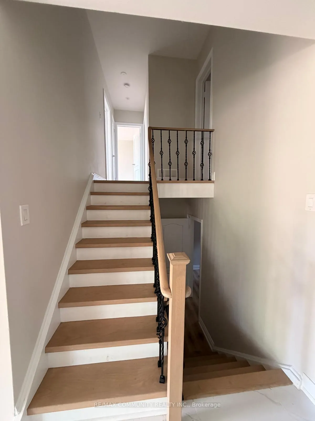 Photo 10 of 6 Brantley Crescent, North York, York University Heights — HOMEH