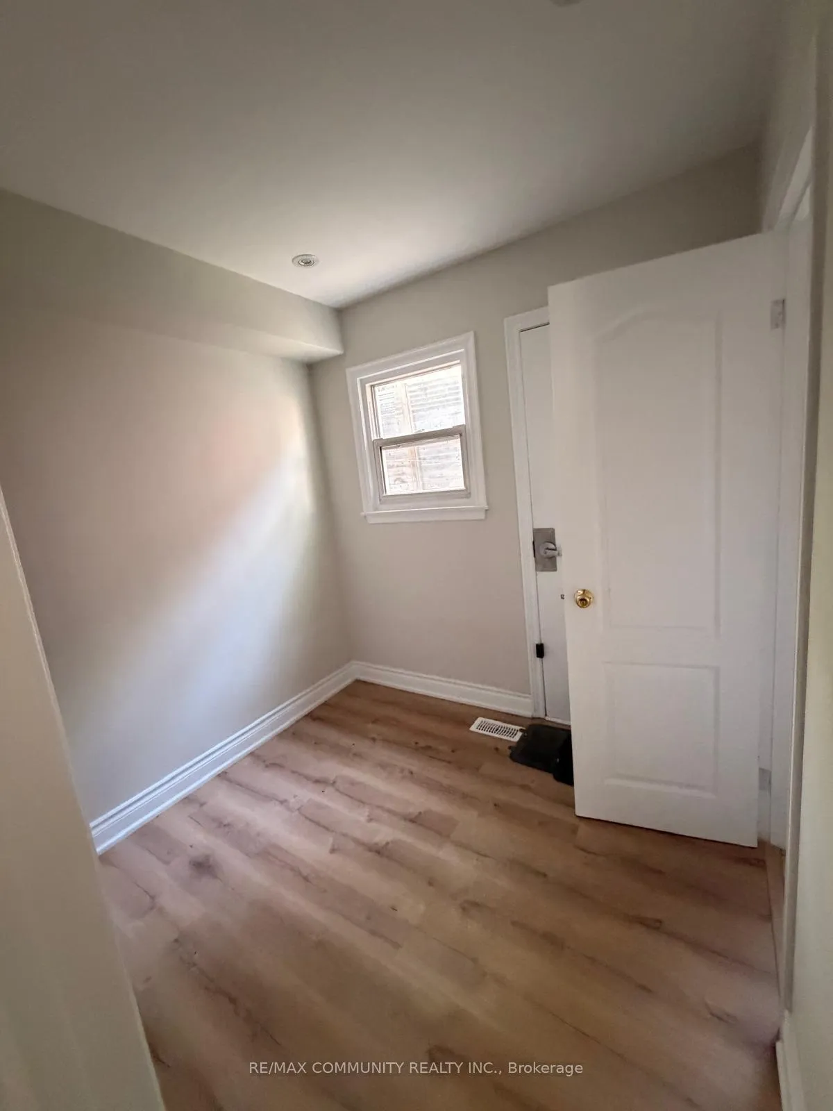 Photo 13 of 6 Brantley Crescent, North York, York University Heights — HOMEH
