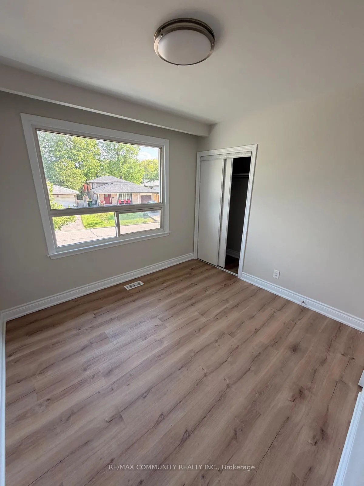 Photo 14 of 6 Brantley Crescent, North York, York University Heights — HOMEH