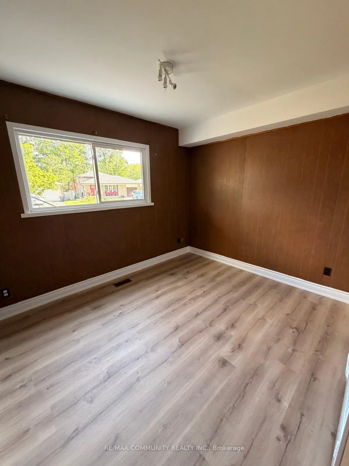 Photo 16 of 6 Brantley Crescent, North York, York University Heights — HOMEH