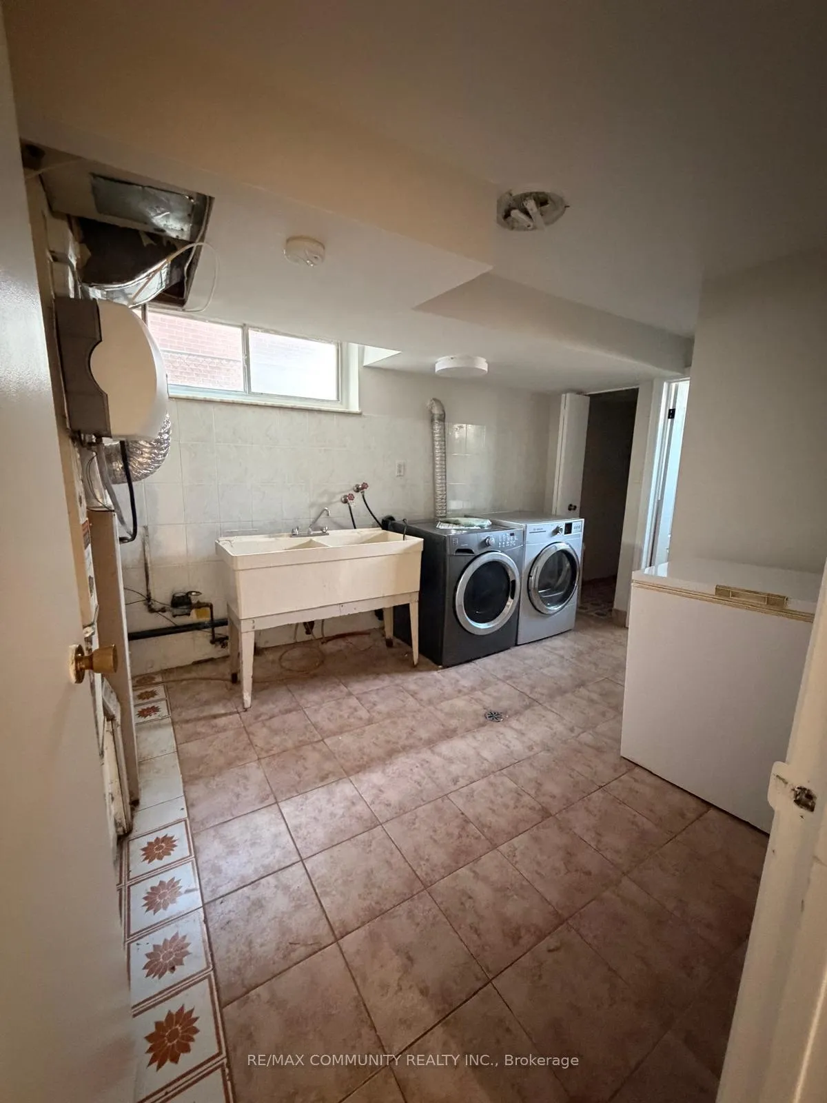 Photo 17 of 6 Brantley Crescent, North York, York University Heights — HOMEH