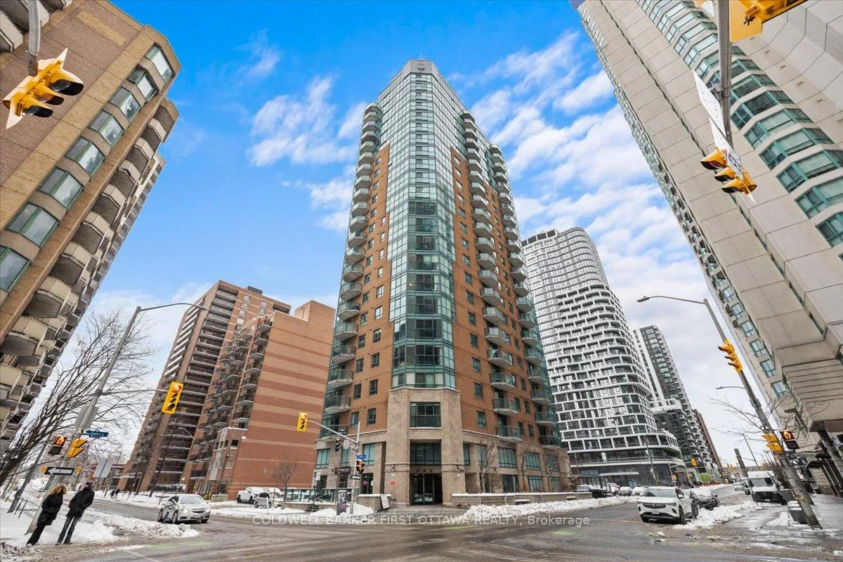 Front of Unit 1401, 445 Laurier Avenue W