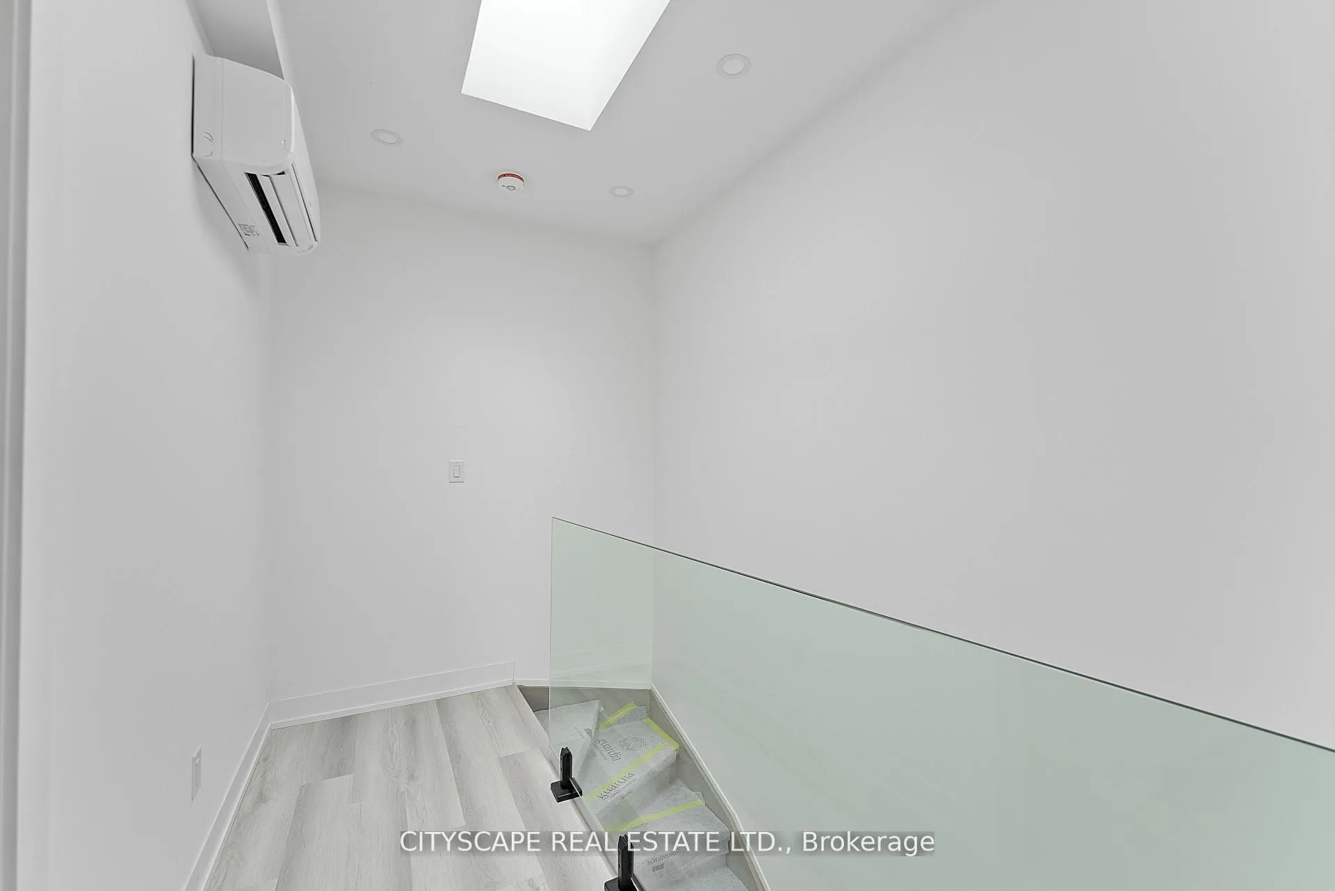 Photo 22 of Unit 4 Upper, 587 Oakwood Avenue, Toronto, Oakwood Village — HOMEH