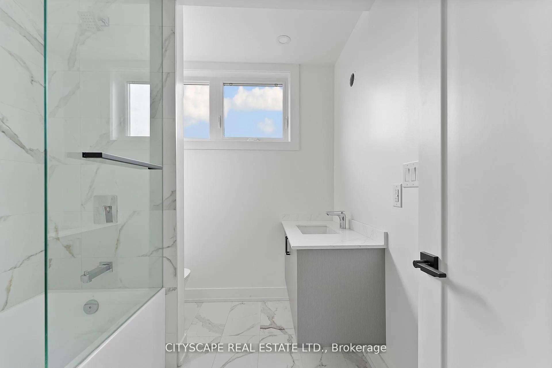 Photo 30 of Unit 4 Upper, 587 Oakwood Avenue, Toronto, Oakwood Village — HOMEH