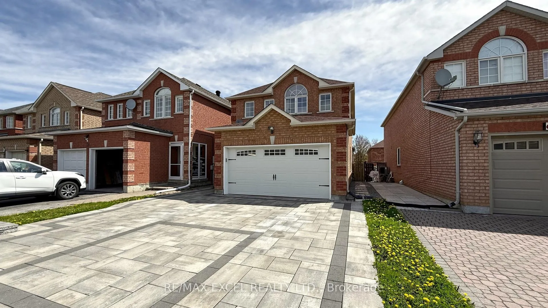 Photo 3 of 70 Stella Drive, Markham, Middlefield — HOMEH