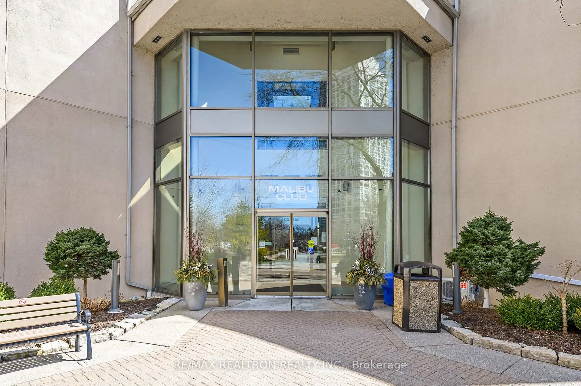 Photo 3 of Unit 1012, 2261 Lake Shore Boulevard W, Etobicoke, Mimico — HOMEH