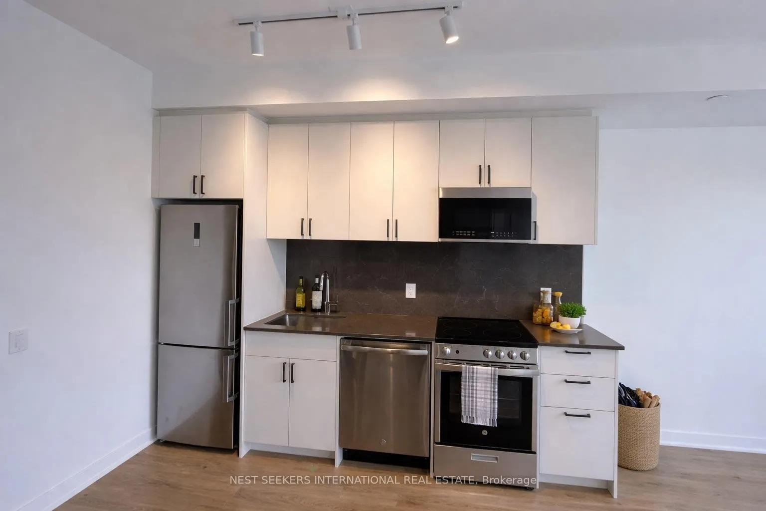 Front of Unit 417, 1660 Bloor Street W