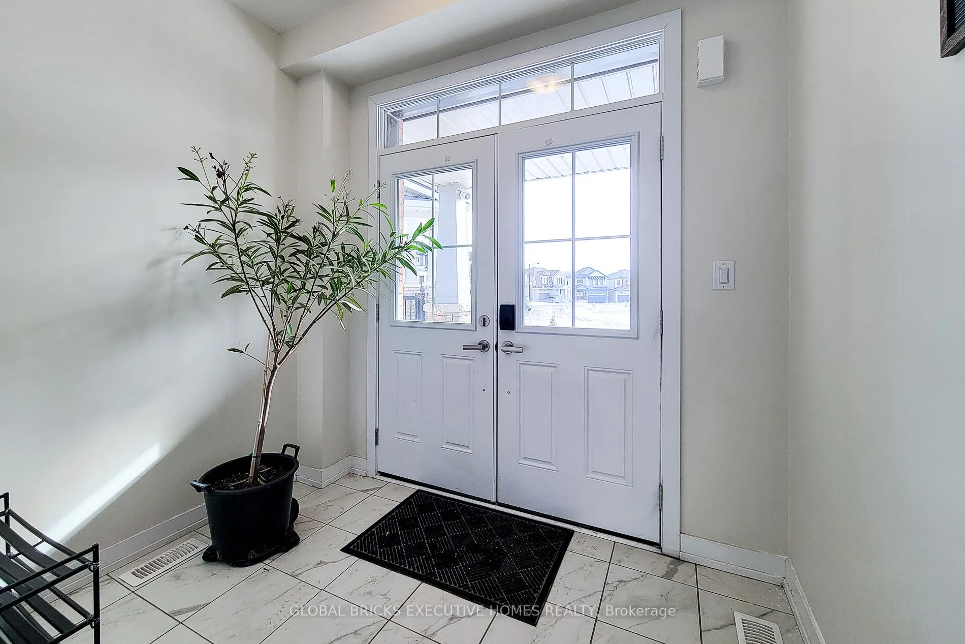 Photo 4 of 33 Wintergreen Crescent, Haldimand — HOMEH