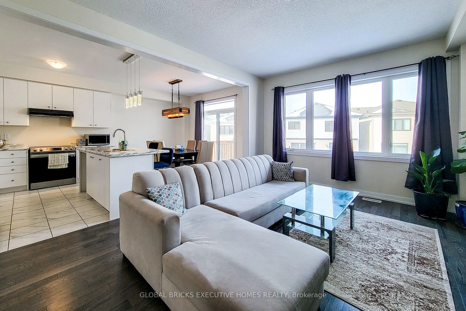 Photo 8 of 33 Wintergreen Crescent, Haldimand — HOMEH