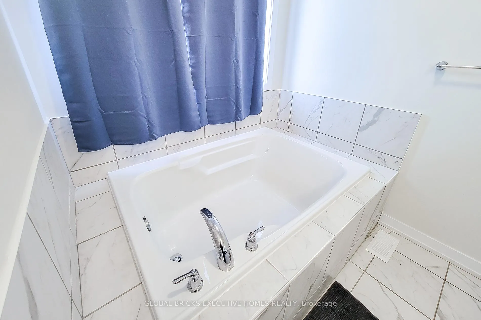 Photo 37 of 33 Wintergreen Crescent, Haldimand — HOMEH