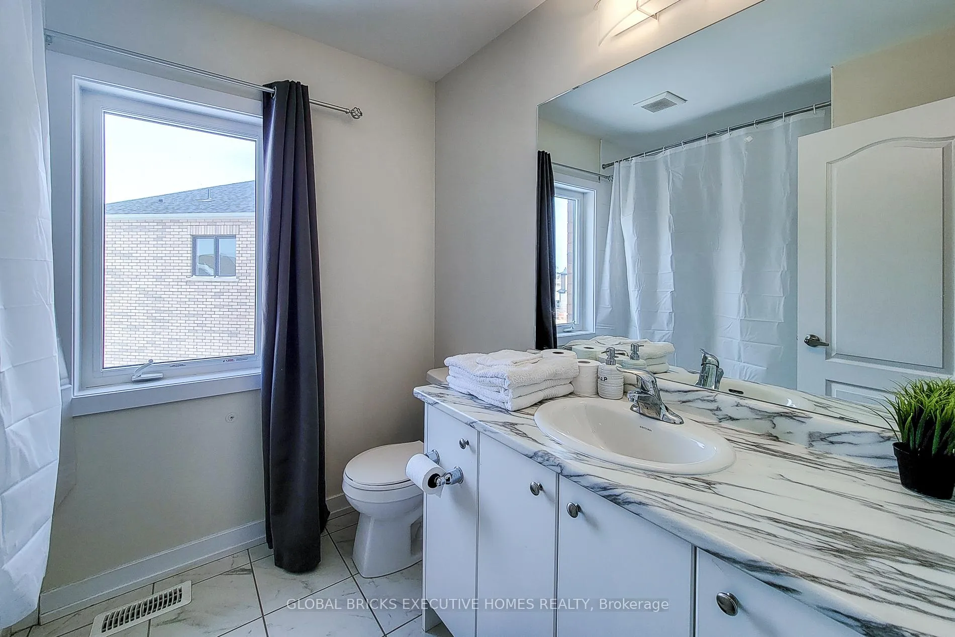 Photo 44 of 33 Wintergreen Crescent, Haldimand — HOMEH