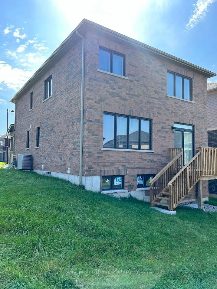 Photo 50 of 33 Wintergreen Crescent, Haldimand — HOMEH