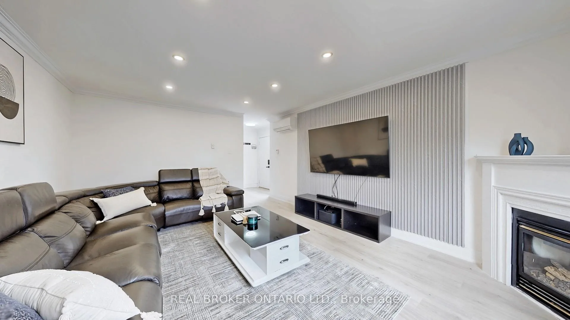Front of Unit 26, 909 King Street W
