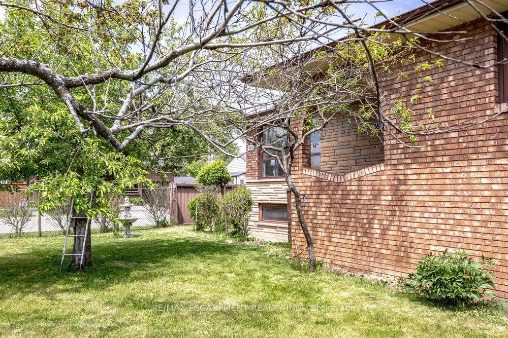 Photo 3 of 381 Red Oak Avenue, Hamilton, Stoney Creek — HOMEH