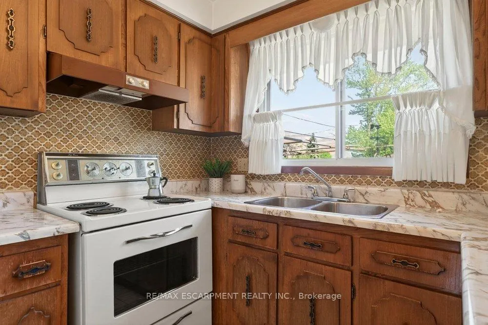 Photo 16 of 381 Red Oak Avenue, Hamilton, Stoney Creek — HOMEH