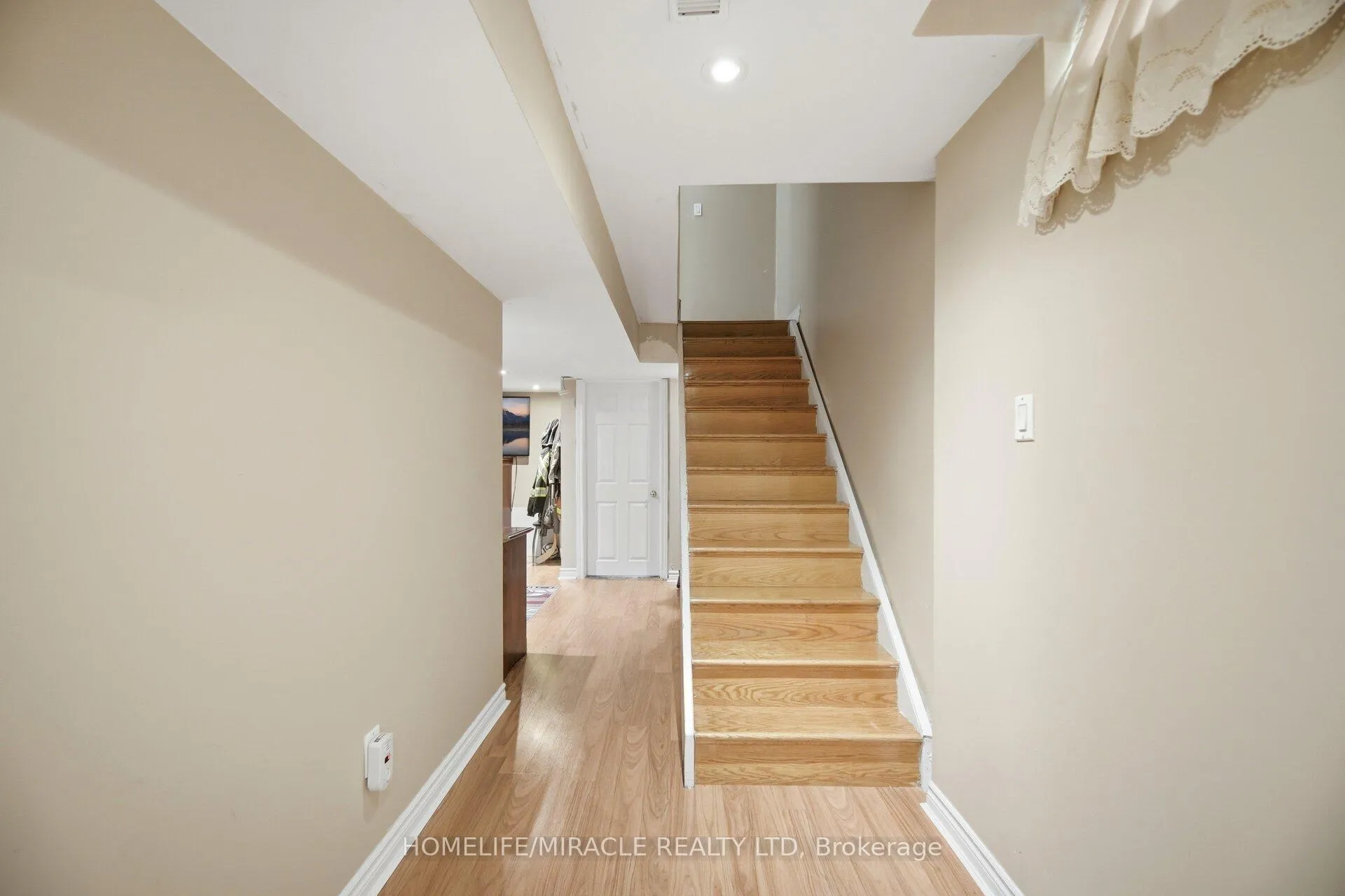 Photo 32 of 8 Nasir Crescent, Vaughan, Vellore Village — HOMEH