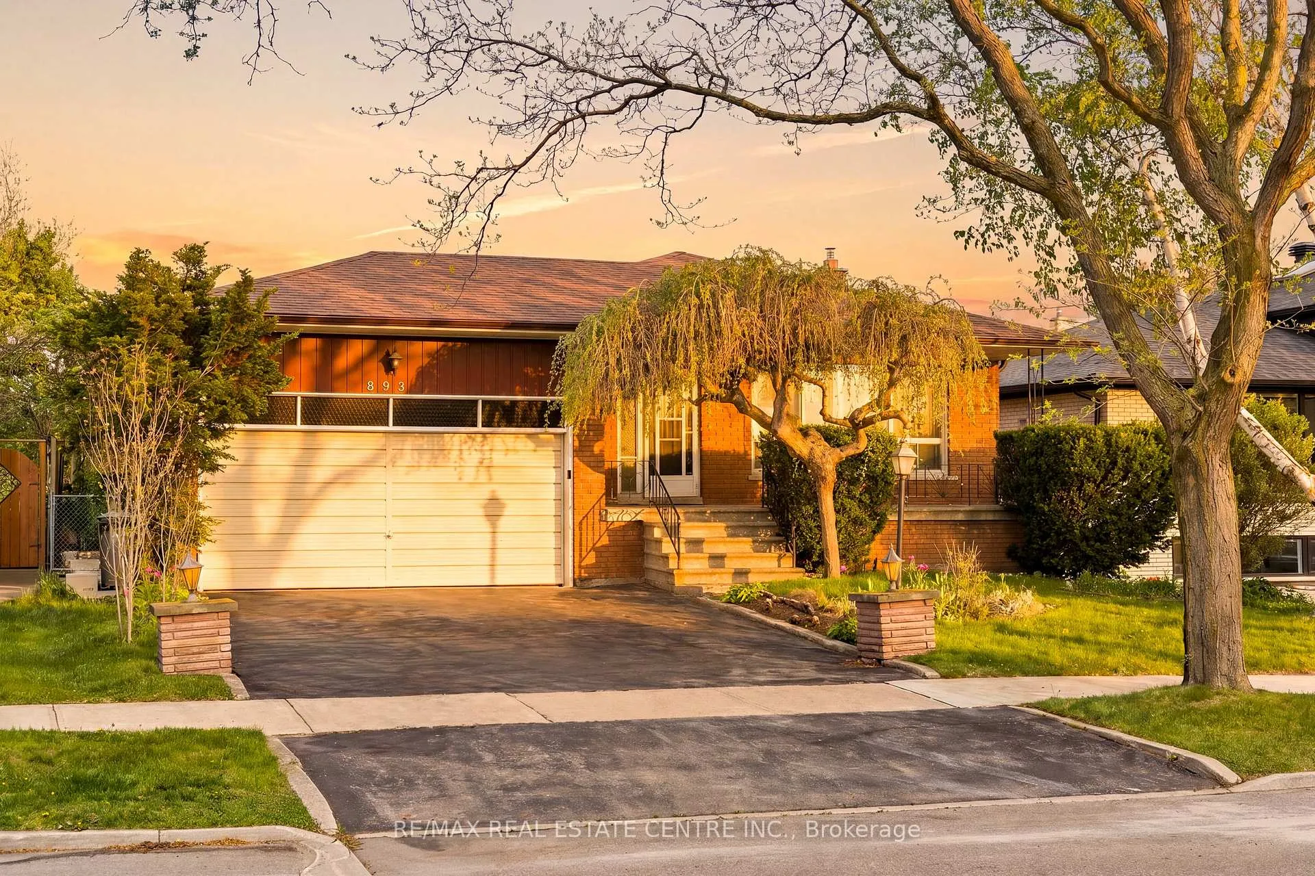 Photo 1 of 893 Hollowtree Crescent, Mississauga, Applewood — HOMEH