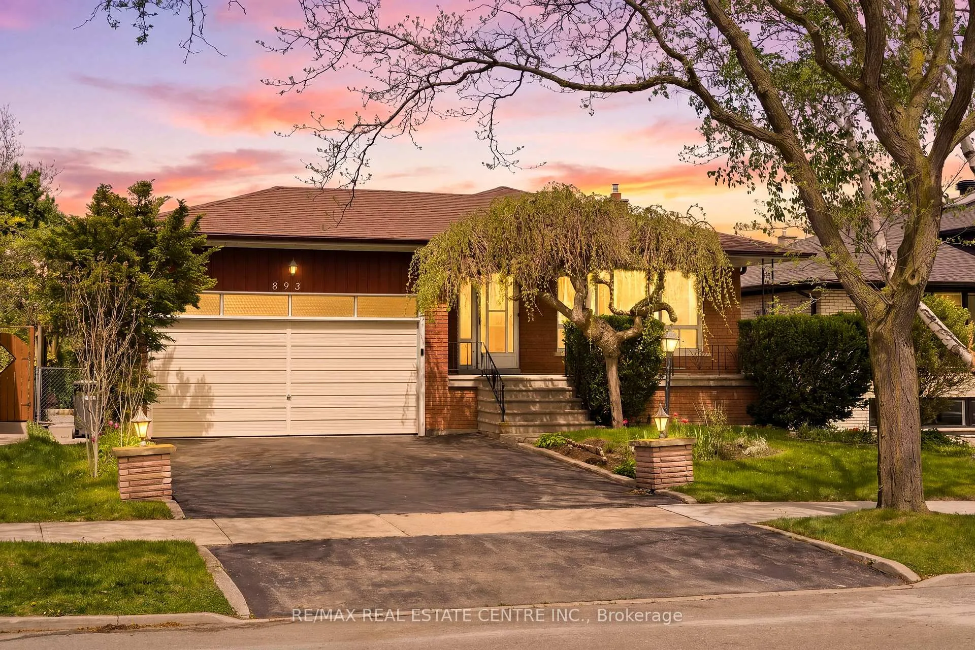 Photo 2 of 893 Hollowtree Crescent, Mississauga, Applewood — HOMEH