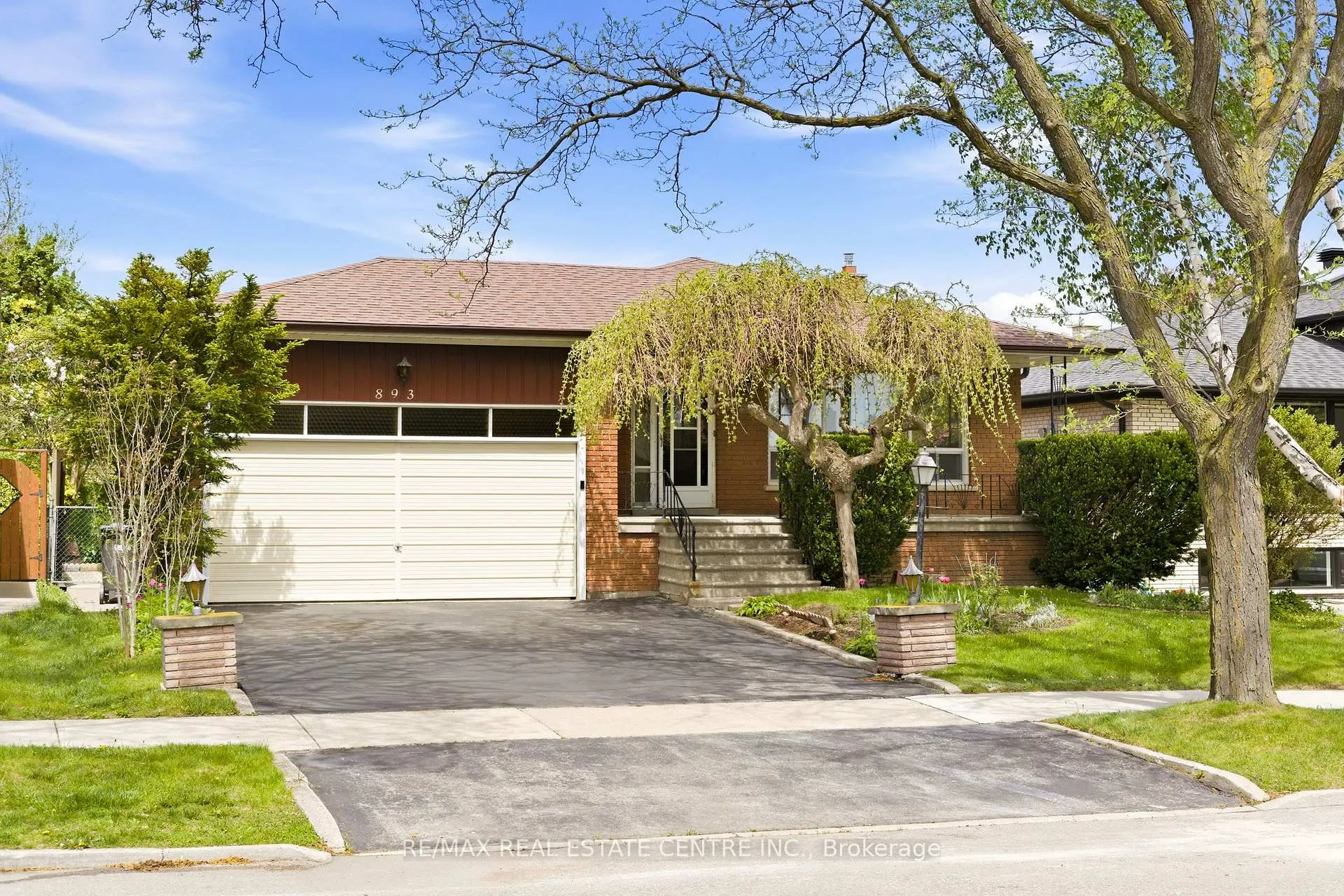Photo 3 of 893 Hollowtree Crescent, Mississauga, Applewood — HOMEH